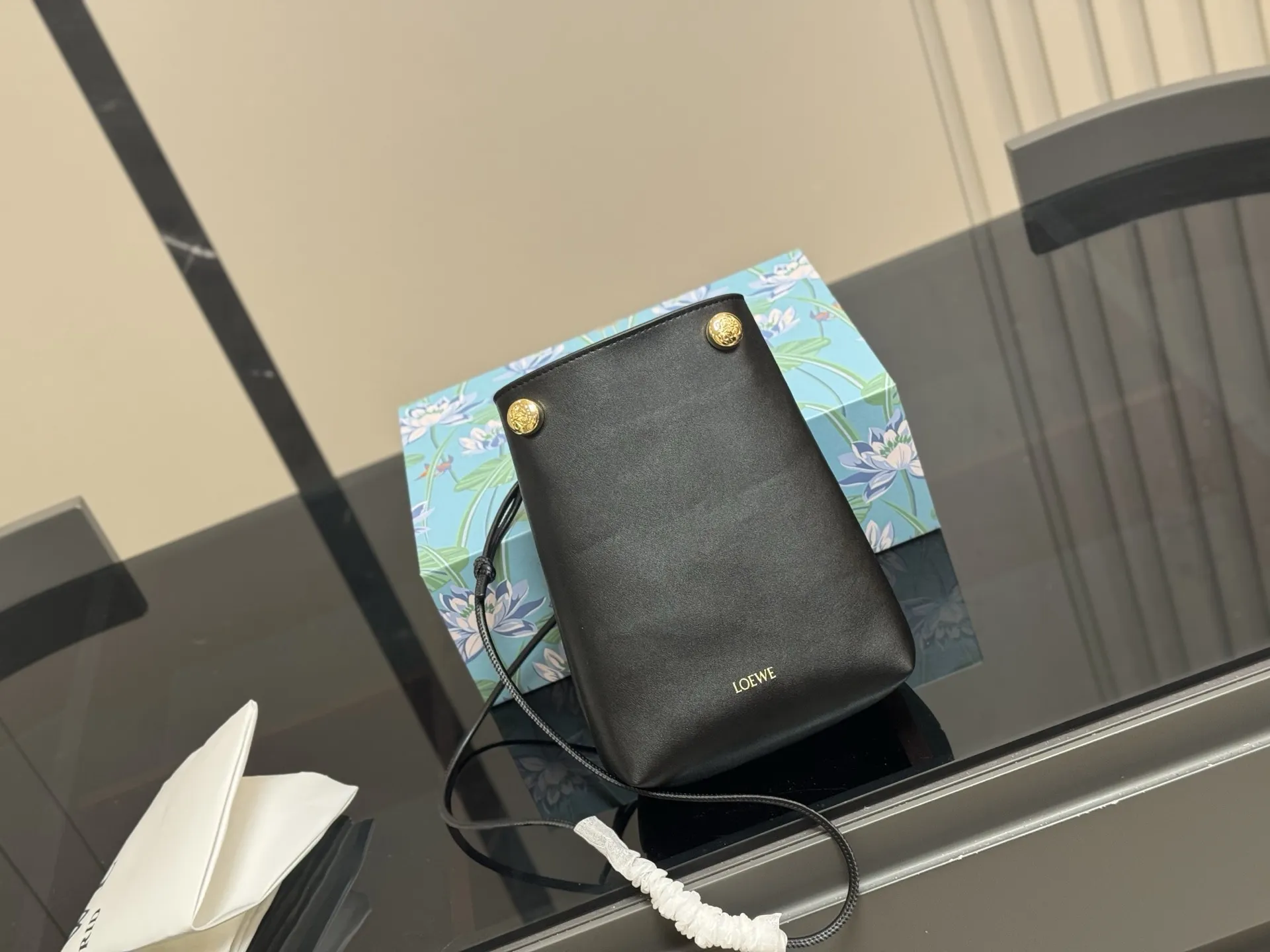 ¥145 配盒 罗意威pebble pouch 好能装 罗意威新出的pebble手机包 又好看又能装~ 自带的肩带可以随意调节 配上毛毡小挂件 很可爱 放手机充电宝墨镜盒等等都能放下 超级实用的包包 推荐! 尺寸:18.22cm