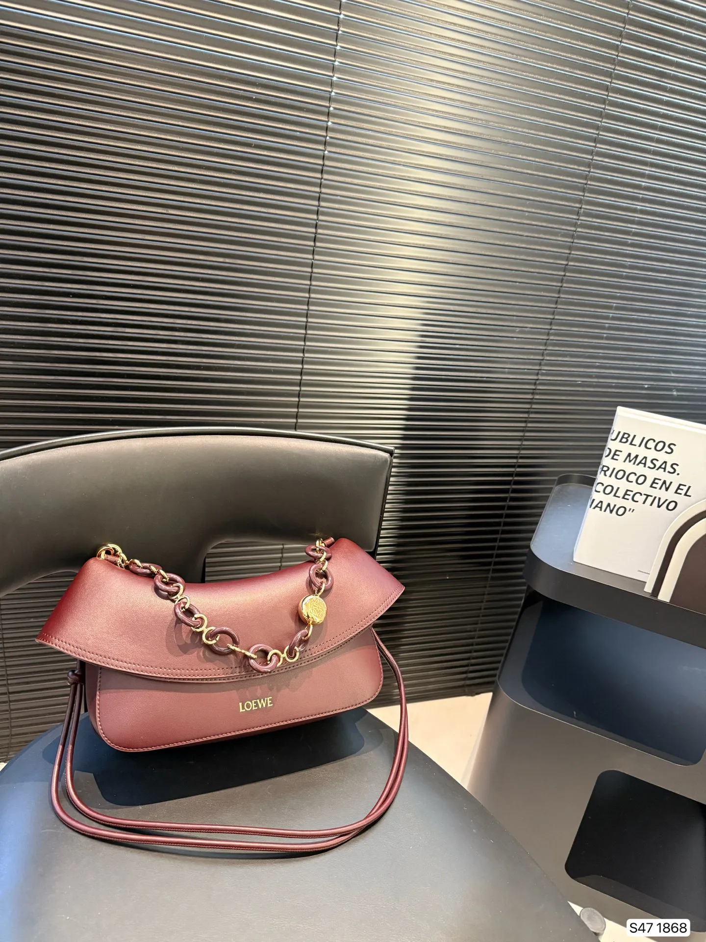 P285 罗意威LOEWE|七夕限定 Ola手袋，一眼心动! LOEWE这款 Ola手袋是七夕专属，简直美哭!弧形设计流畅优雅，搭配醒目的甜甜圈链条，辨识度超高。超实用，光滑牛皮革柔软轻便，背着毫无负担，超适时髦，细节太戳人:可拆卸管状肩带和链条，自由切换单肩或斜挎;翻盖开合顺滑，内袋收纳超方便。LOEWE烫金标志低调奢华，百搭又显气质。 尺寸：26 17 货号1868