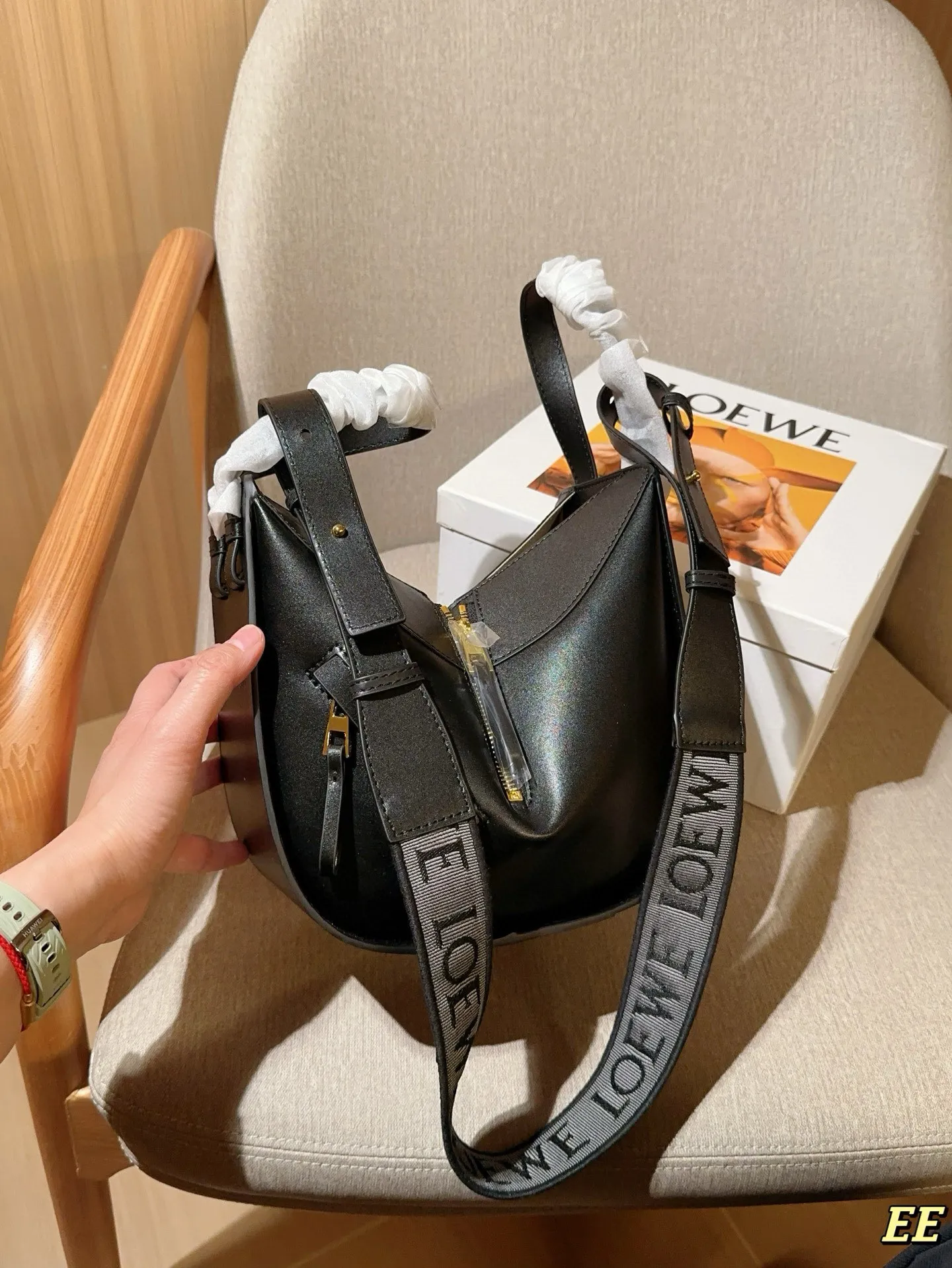 💰190 Loewe罗意威 新款的hammock 吊床包 时尚界“变形金刚” 单肩、斜挎、手拎、N种背法👜 尺寸:21×22×13 礼盒包装🎁