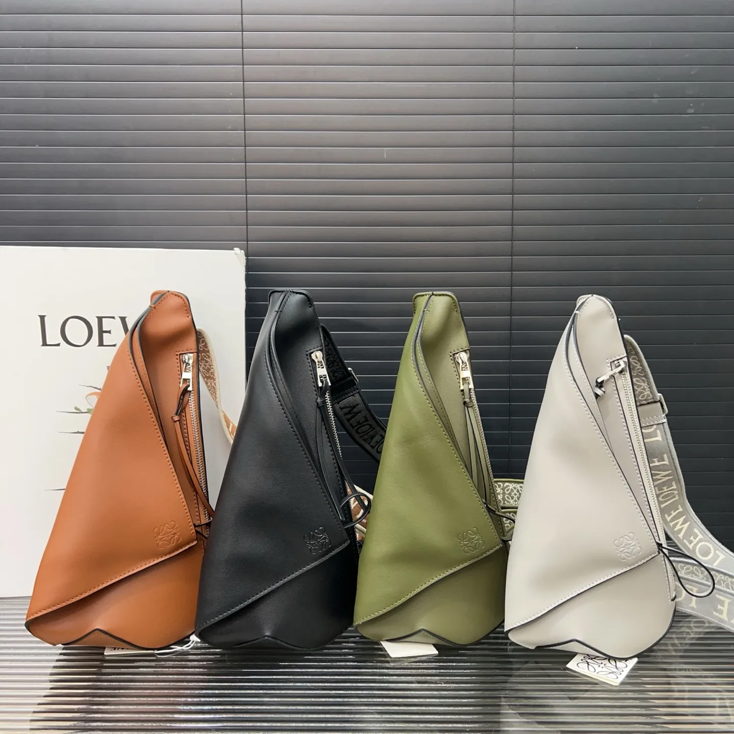 P255 LOEWE 罗意威 Anton Sling 银色配件装饰 小牛皮 胸包 牛皮单肩包斜挎包 经典百搭 实物拍摄 原厂原版面料 配送防尘袋 配盒 18 x 33 cm。