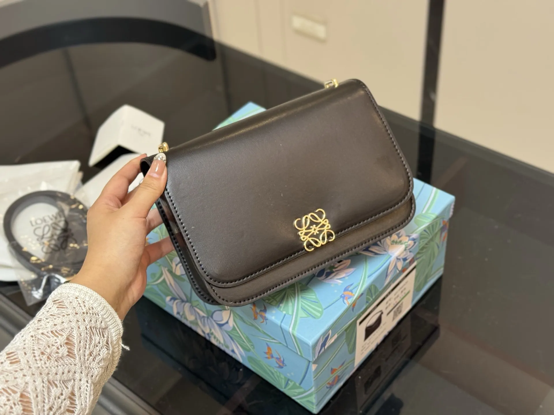 &yen;180 配盒 size：22*16cm Loewe/罗意威 新肩带很美哦！ Gate Bag 豆腐斜挎包， 感觉gate是Loewe的礼物 ！ ⚠牛皮皮质！