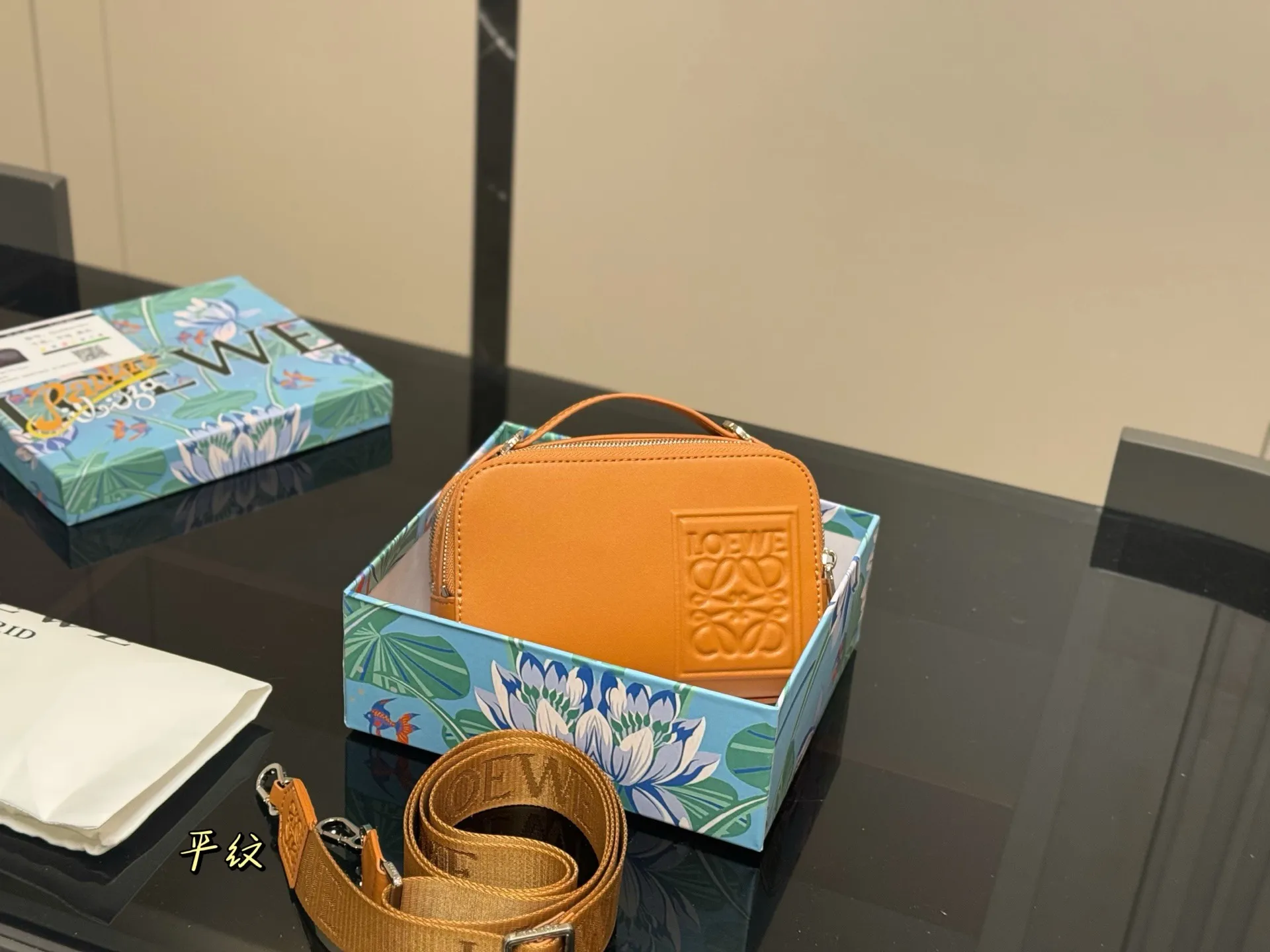 &yen;170 配盒 size：18.13cm Loewe Hammock 男女同款！ 罗意威 相机包超可爱 看预告就喜欢的要命， 特别可爱， 皮质也很好 摸起来滑滑的不会涩！