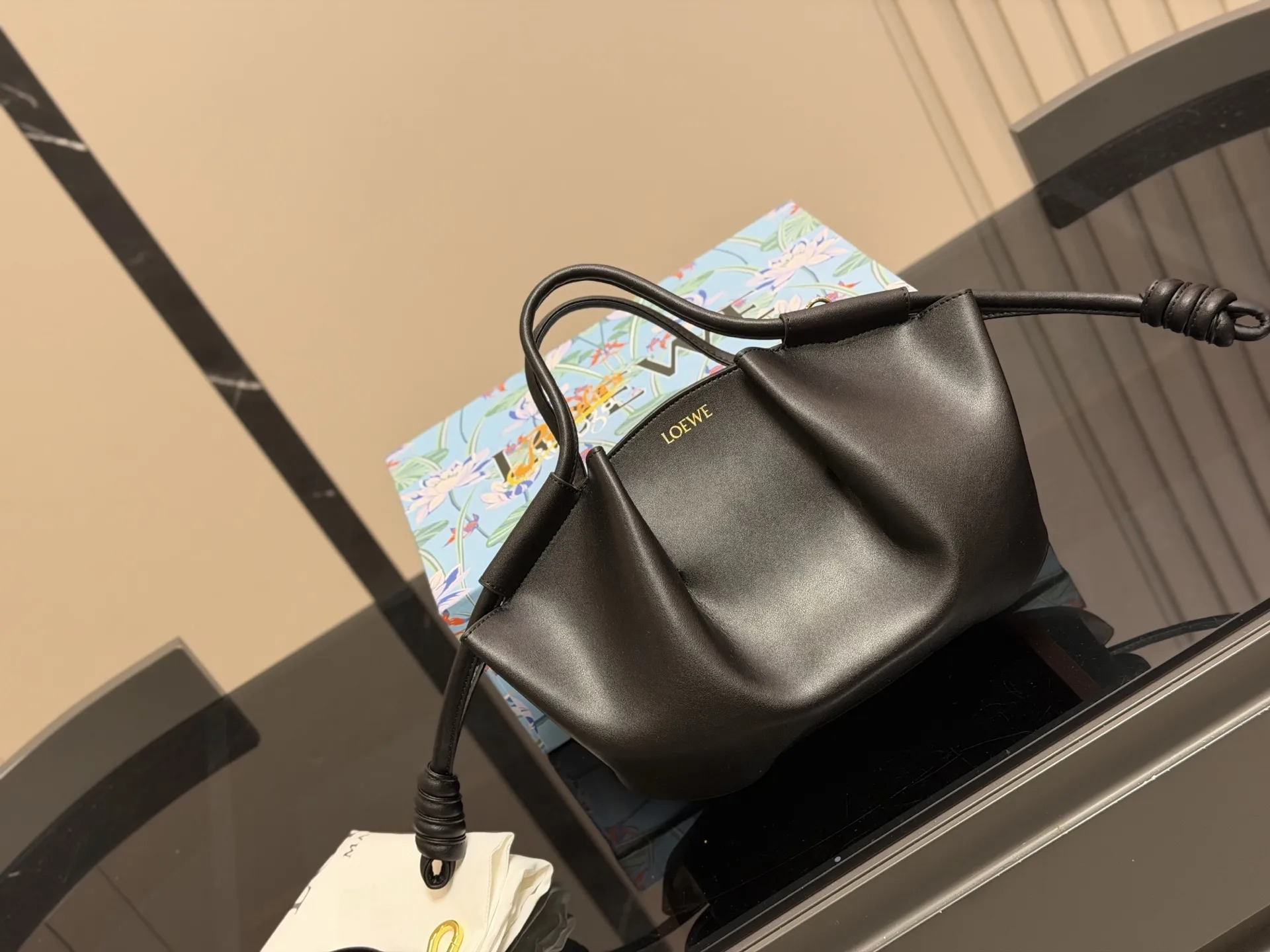 &yen;180 配盒 Loewe罗意威新款Paseo饺子包 做工精致廓形简洁优雅， 带来了柔软和超轻盈的独特复褶构造。 采用闪亮纳帕牛皮革制成。 *手拿或肩背*可拆卸和可调节肩带* 顶部隐形拉链*金色绒面革衬里*烫金。 尺寸:25.18cm