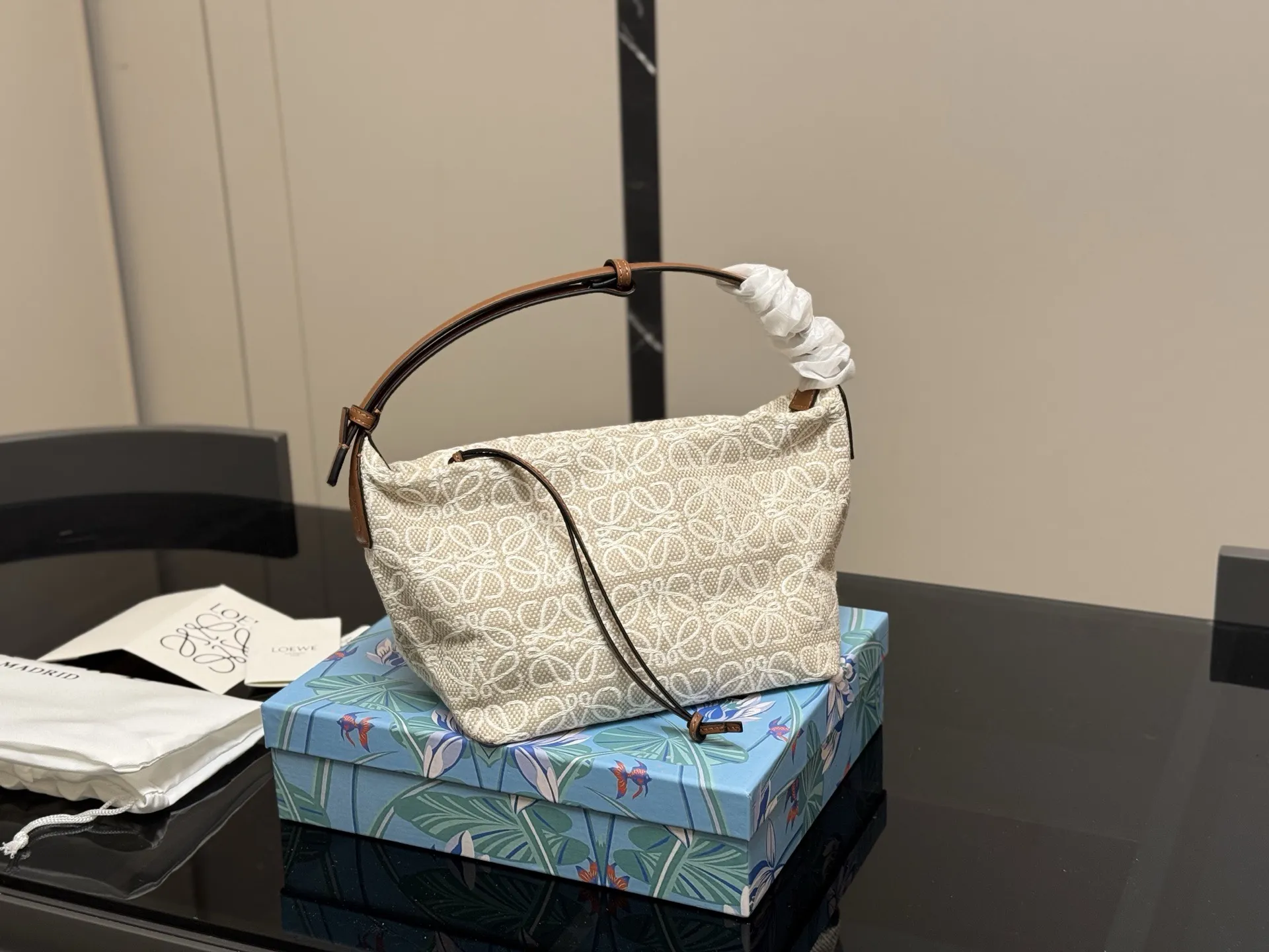 &yen;130 配盒 罗意威最近超级火的便当包 最新款Loewe cubi 提花帆布材质搭配黑色 这个颜色最好看！ 尺寸:22&times;15cm（小） 搜索🔍罗威饭盒包