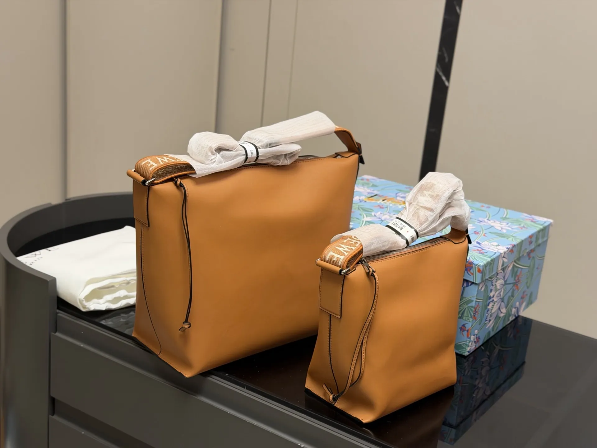 &yen;185 &yen;205 配盒 Loewe LOEWE/罗意威 牛皮cubi单肩包斜跨 loewe家比较低调的一个款式 小牛皮皮质超柔软自重又很轻 而且容量很大肩带可以调节能单肩斜挎 尺寸:21.22cm 33.29cm