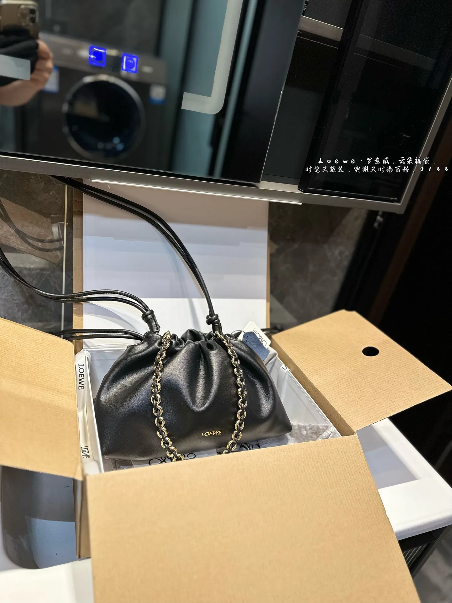 ❤️p215p185（礼盒包装）❤️ 罗意威LOEWE 链条福袋包 质感很高级 容量超级大也很耐用 日常出街背它回头率百分百 就是这种随性慵懒感尺寸：29*9*19cm 14*5*17cm