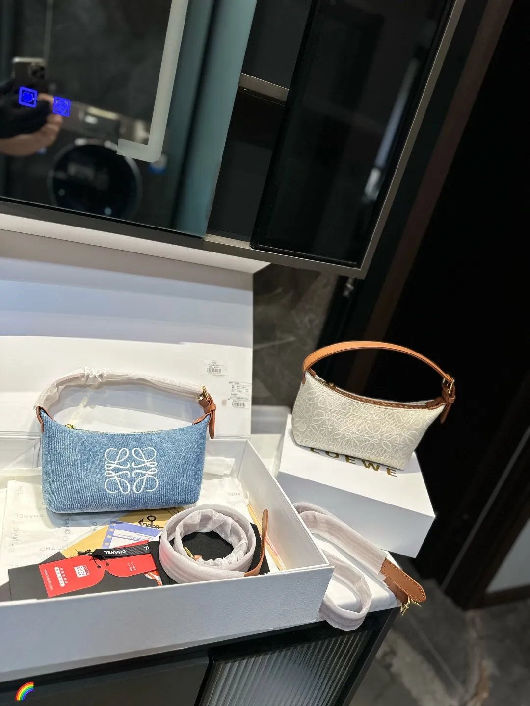 ❤️p125(礼盒包装)❤️ 罗意威饭盒包 新成员饭盒包终于来啦这个大小比较适合平时外出,装个手机卡包车钥匙都可以,想要功能性大的不要选择这个,装不进ipad!冬天就是要这种反差比较大的小巧玲珑的包,才能让臃肿大衣的外表下添加一些俏皮可爱!几千块的快乐就是做一-个女孩当#饭盒包风#尺寸20.12