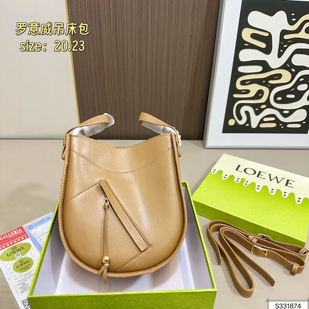 💰190（配盒） 尺寸20&times;23 LOEWE罗意威25Hammock hobo吊床包 面对不同造型都能轻松变换 容量感人，包身轻盈又简洁 百变腋下包 手感真的绝绝子