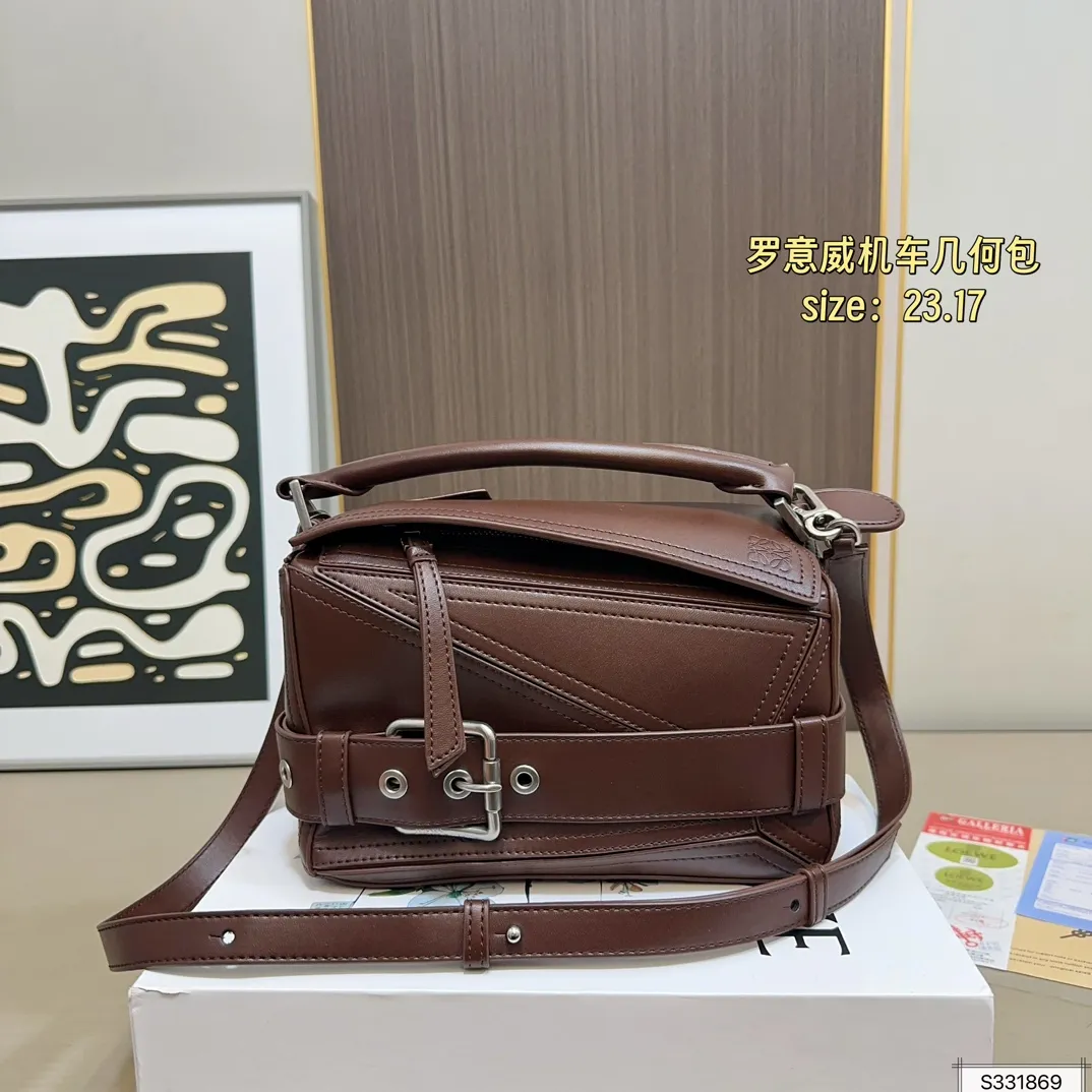 💰185(折叠盒) 尺寸:23.17 LOEWE 罗意威新版上市puzzle Biker机车几何包 几何形设计,质感磨砂五金件,各个颜色都超美👍 容量大,实用又不失设计感! 休闲又百搭,通勤也可以背‼️