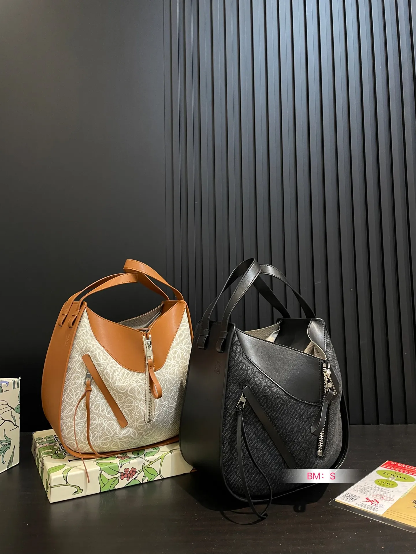 💰190 配盒 Loewe/罗意威🎒HAMMOCK吊篮水桶包,可爱暴击🔅超级Q 干净而利落的造型与背景.蕴含的优雅魅力.包包造型多变,可手提可单肩,设计简单利落 尺寸26*25cm