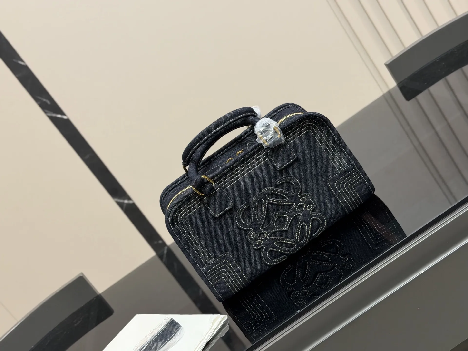 ¥220 这才是罗意威最值得入的中古包吧! 太好装了容量很大出差旅行必备的大包首选真的很小众因为这一只是中古包所以很少见~ 但是真的好好看拼色帆布有一种流浪的艺术家的感觉还可以斜挎的小个子女孩子也hold住~ 中古包包分享|罗 意威中古 尺寸:29.18cm