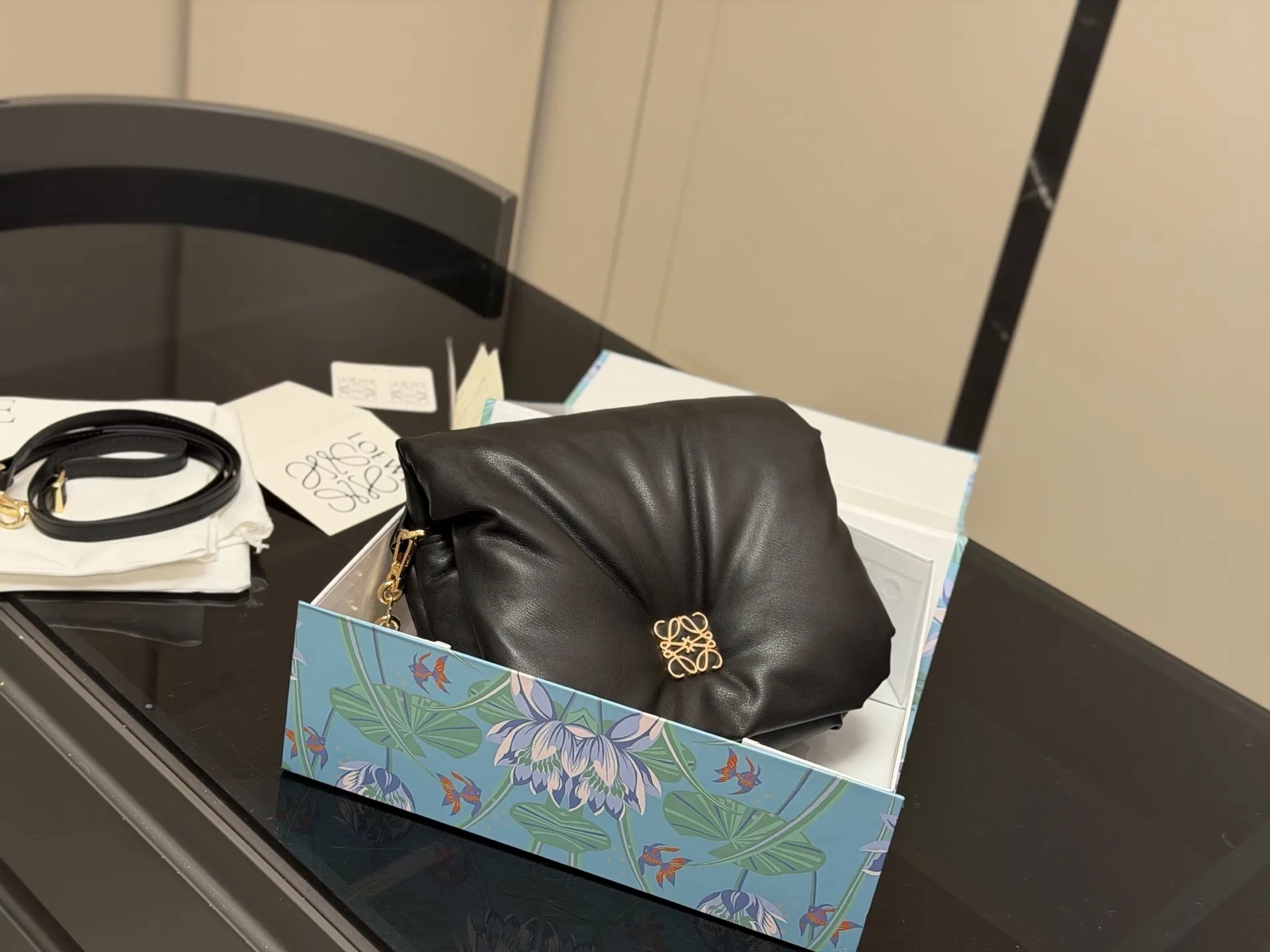 &yen;185 配折叠盒 size：22*17cm Loewe/罗意威 云朵枕头包 Gate Bag腋下斜挎包， 感觉gate是Loewe的礼物 ！ ⚠牛皮皮质！