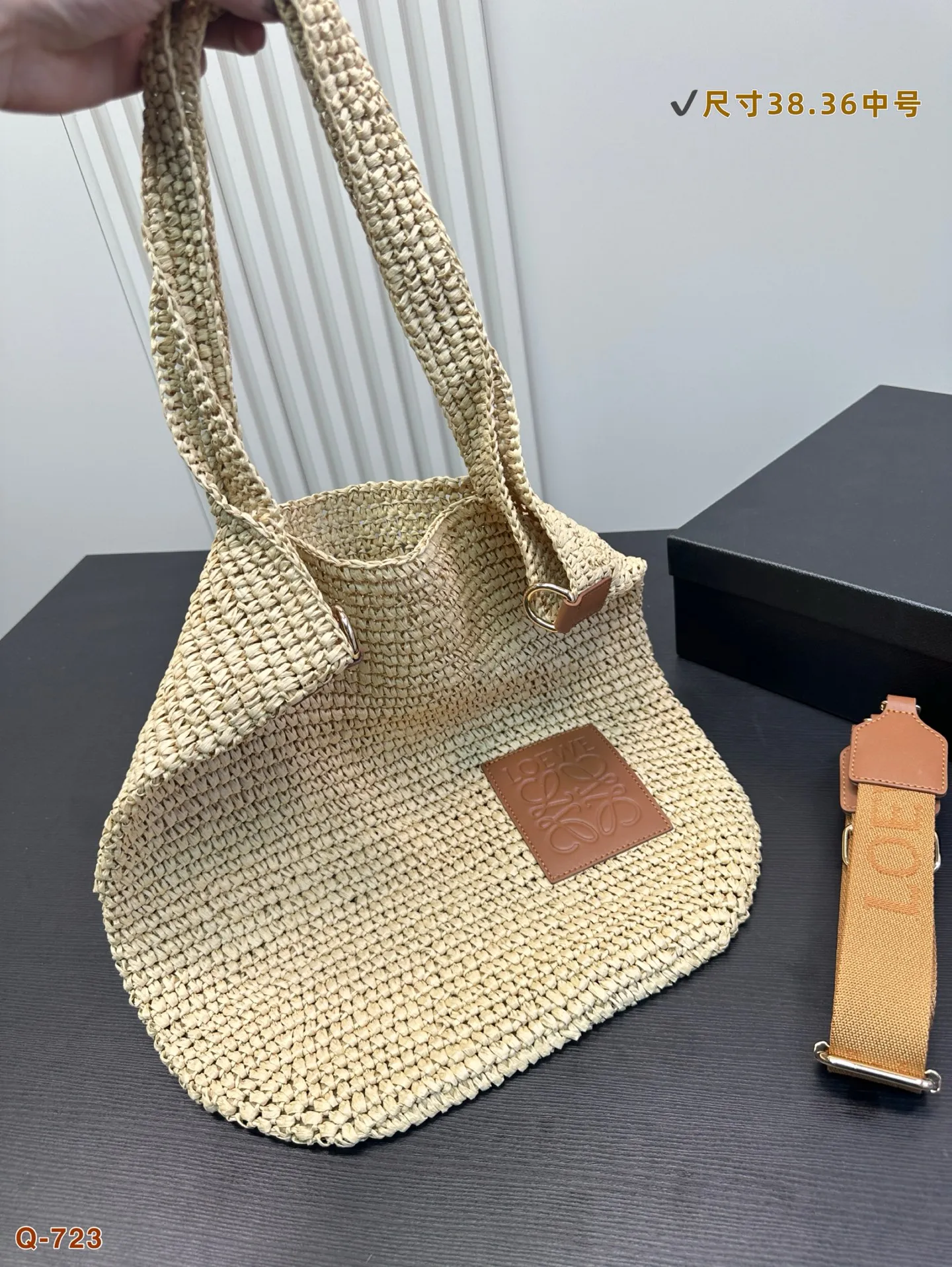 💰150 罗意威编织托特包，简单搭配的包袋，非常大气。 搭配衣服也是毫无难度。尺寸：38.36