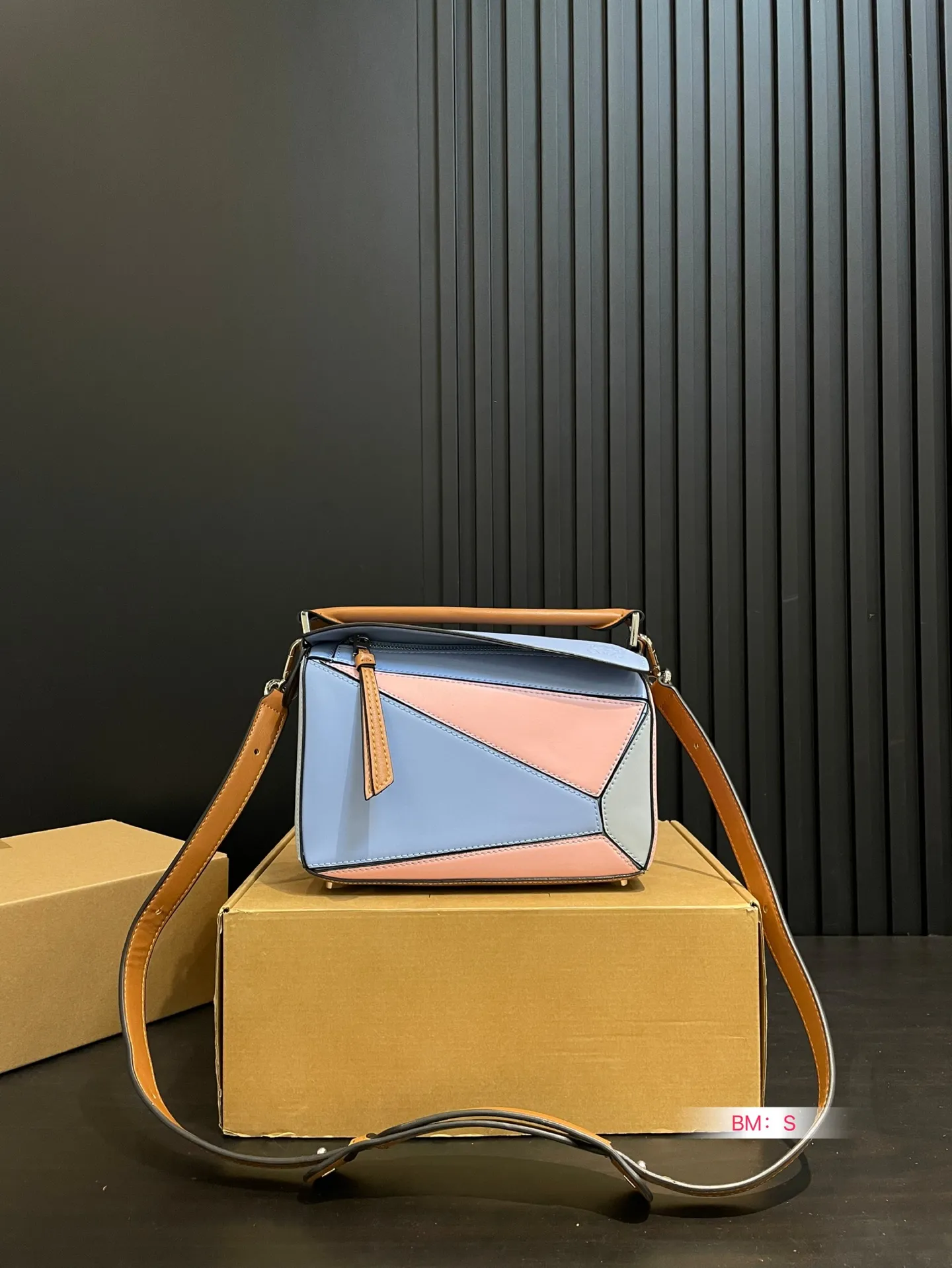 💰165 配盒 loewe 几何包puzzle 真心是不能错过的， ⚠️牛皮品质🐂！ 完全hold住！ 罗意威|一根完美的肩带 尺寸：24*15