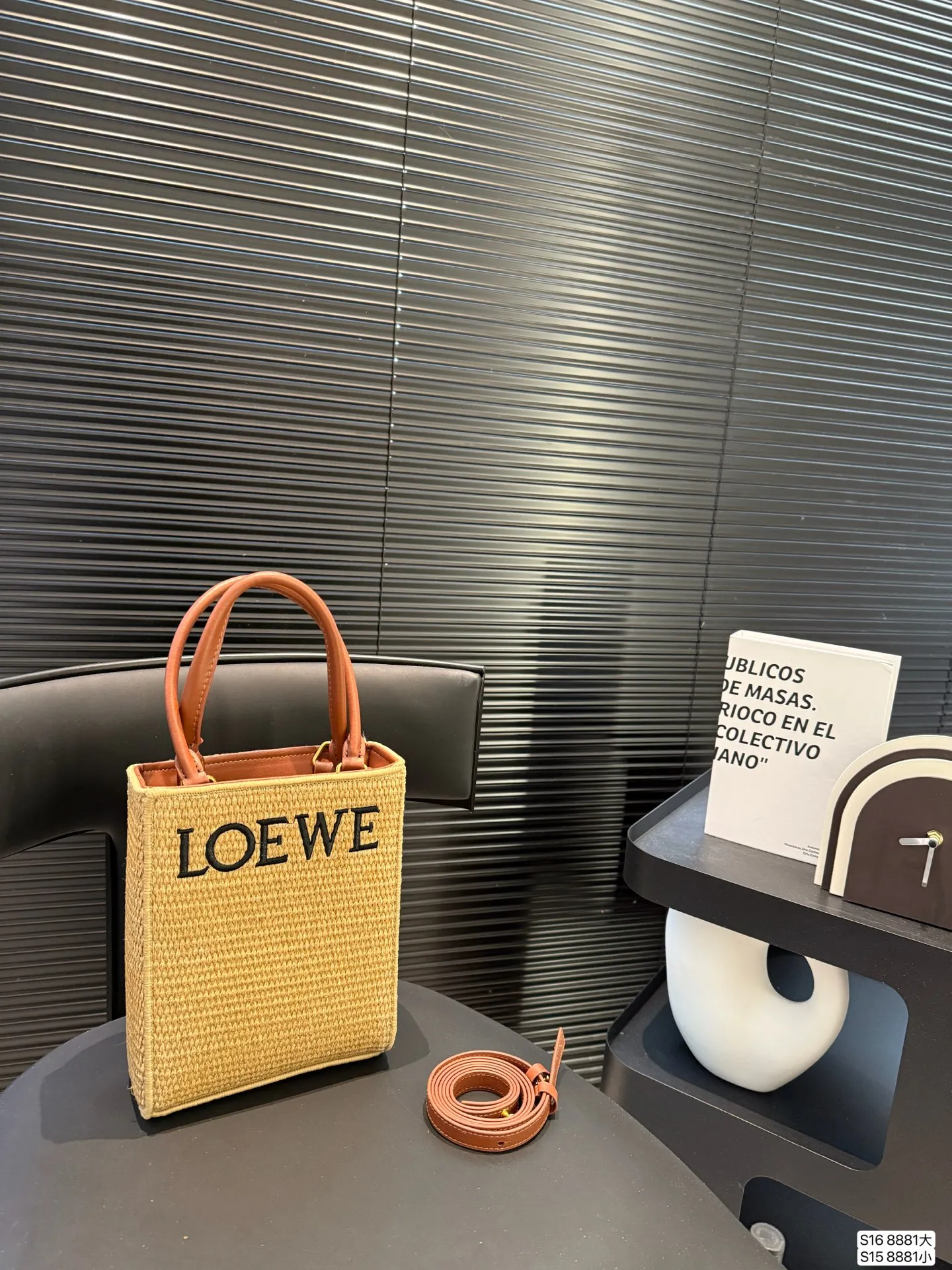 大号P130 小号P125 配盒子 罗意威编织托特包 Paulas's 1biza 夏日海岛系列推出了草编托特包包巧妙融合了托特的商务之前线条和草编的夏日风情，加上Loewe粗体大logo 真的很难不爱 尺寸大号28 36 小号17 22货号8881