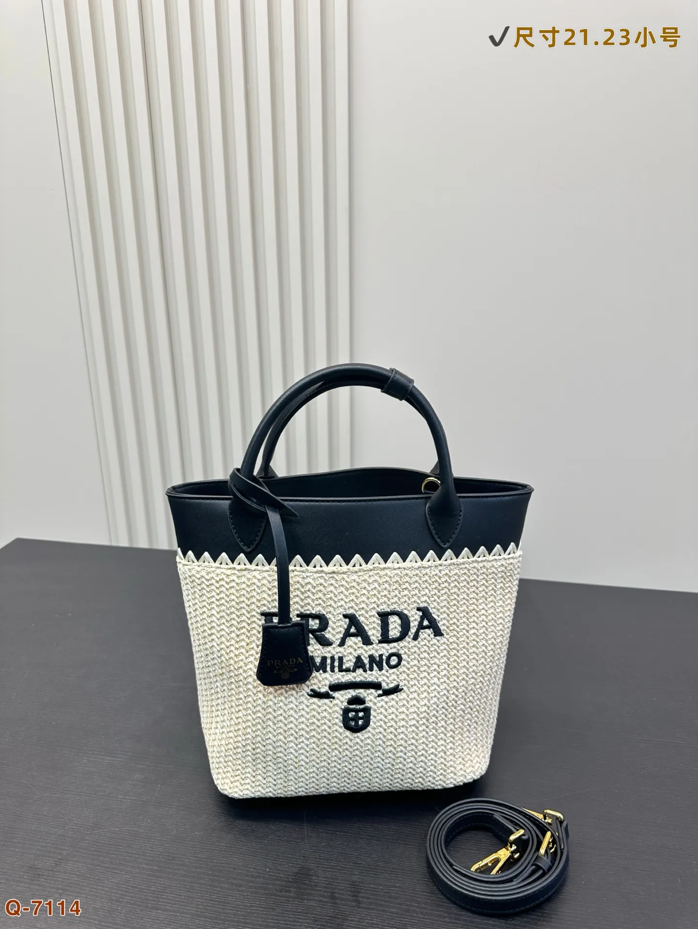 💰135尺寸小号21.23 💰135尺寸横款29.20 💰150尺寸大号31.33 普拉达prada阳光普拉达草编包购物袋的夏天啦，马上夏天了，来推荐这只prada阳光草编包.清爽也文艺，让你也可甜可美。设计也非常实用，容量也大。同款哦夏天怎么能少了草编包呢！