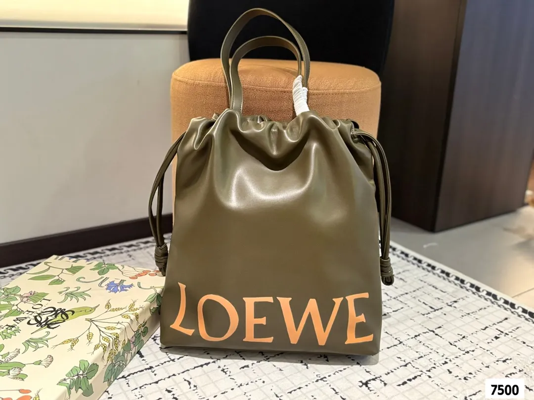 P150 配盒子 LOEWE罗意威福袋包|时尚与好运的完美邂逅 今日推荐 Flamenco LOGO Tote最近新宠 超有质感,亮眼的大字母一下就抓住眼球,时髦又吸睛。 容量超大,日常出行、通勤啥的都能轻松hold住,装电脑、文件、化妆品都没问题。 谁懂啊,拥有它真的快乐加倍!#LOEWE #罗意威 # 尺寸:35 42