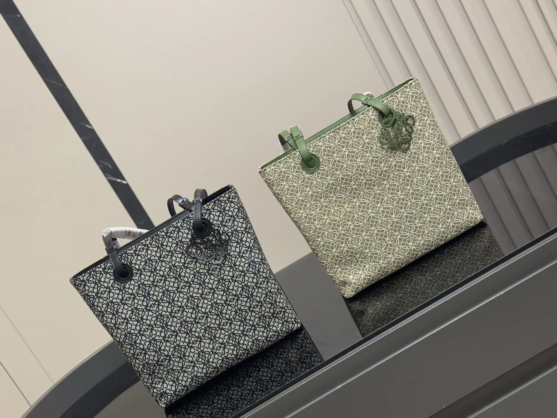 &yen;150 size：29*28cm（立） 罗意威帆布购物袋🛍️ 实物好装的一款包 最近出行都在背 皮帆布耐看有质感 它的容量很友好...