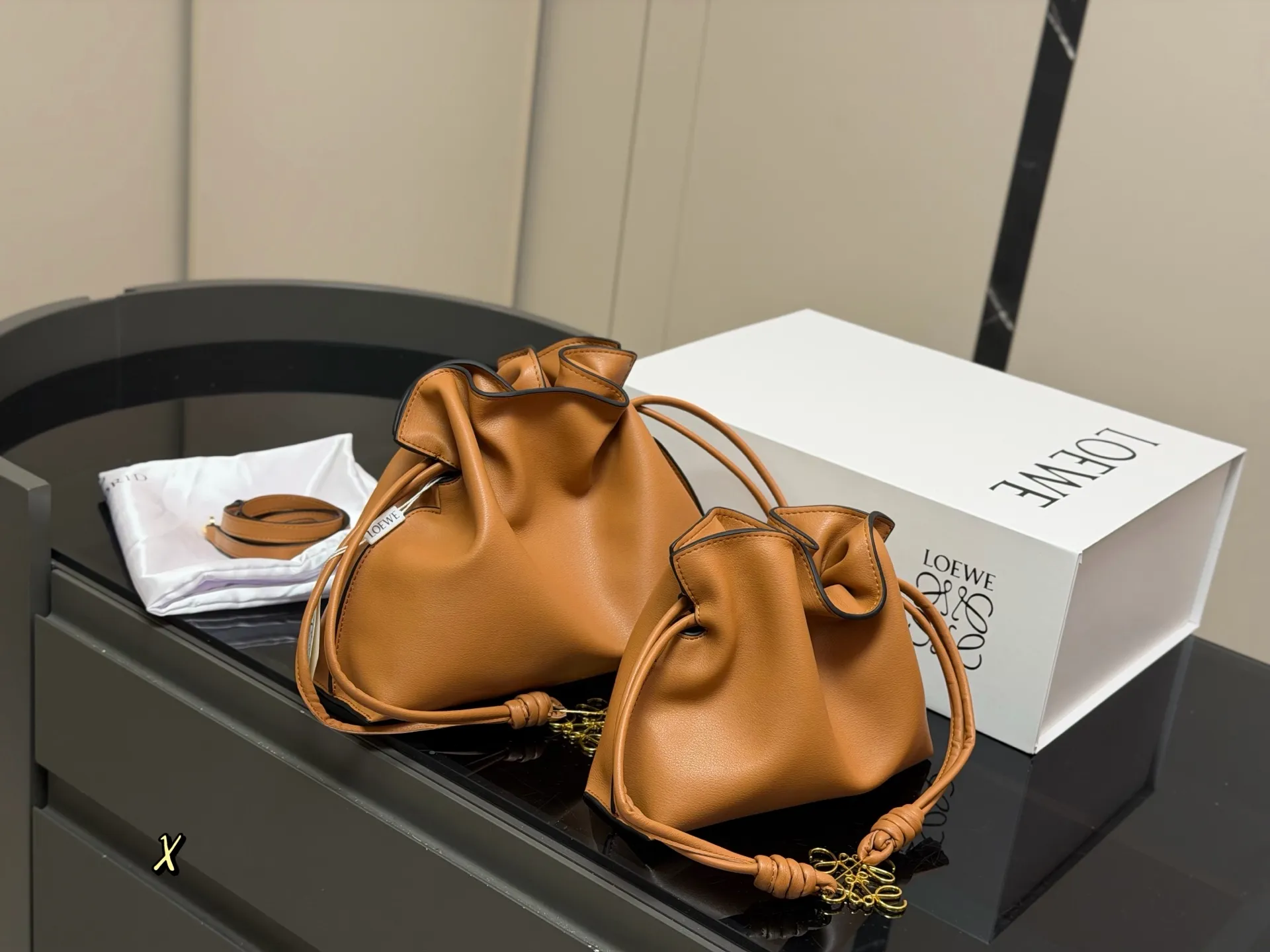 &yen;235 &yen;215 配折叠盒 Loewe 罗意威 Flamenco福袋包 手感柔软细腻，搭配Anagram金属标志，低调又奢华。容量大，通勤休闲都很适合。肩带可拆卸调节，手提、单肩、斜挎随心切换，灵活百搭國。磁扣开合方便，内部空问宽敞，收纳无压力。Flamenco 系列灵感源自西班牙弗拉门戈舞，优雅又有艺术气息。 尺寸:29.25cm 22.18cm