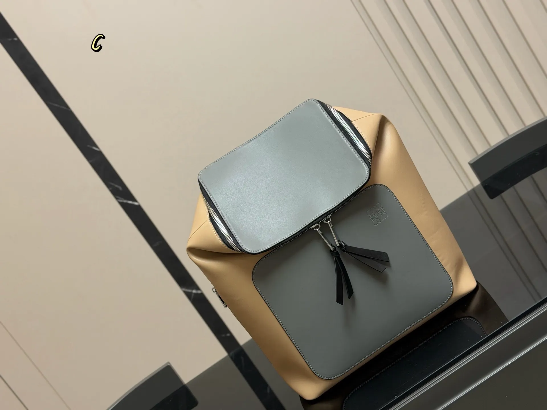 &yen;180 无盒 size：33*39cm loewe 罗意威双肩包🎒 颜值很高哦！ 男士双肩包&hellip;