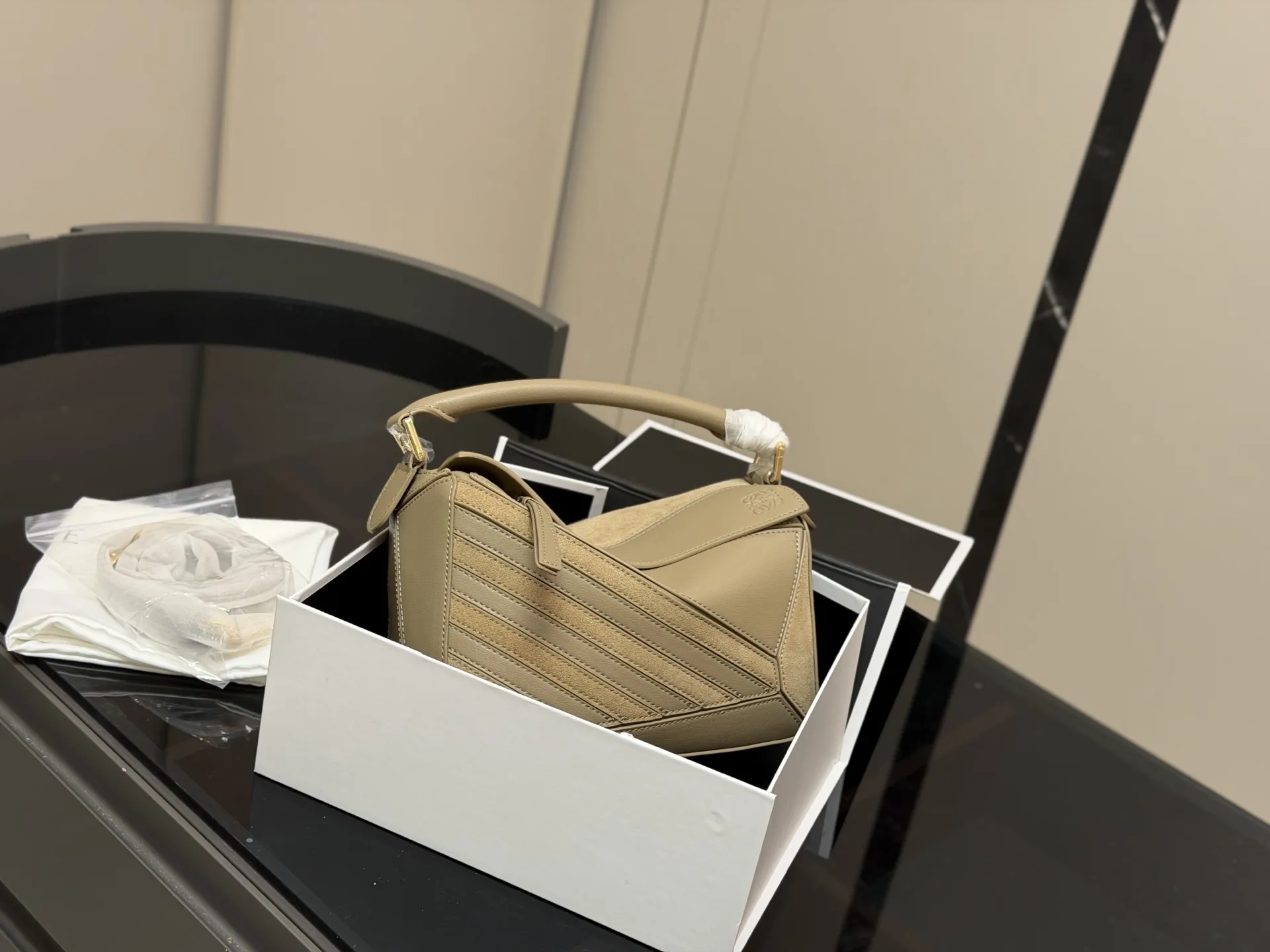 ¥250 配盒 牛皮 尺寸: 24*15cm loewe 罗意威几何包puzzle 真心是不能错过的, PUZZLE又出新花样|经典牛皮碰撞复古绒面革 皮质的碰撞和对比 视觉变化 彰显几何魅力