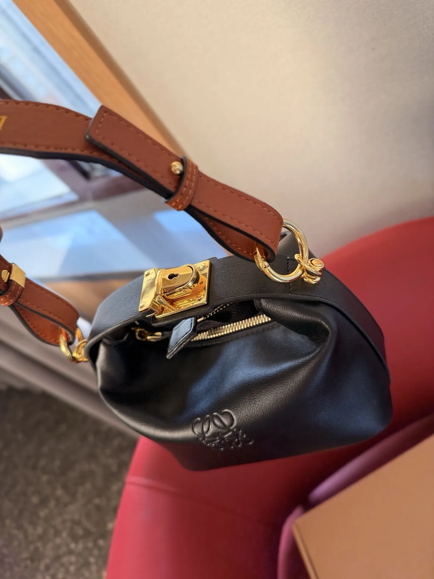 p130 礼盒包装🎁 罗意威最近超级火的便当包 最新款Loewe cubi 这个颜色最好看！ 尺寸16cm 搜索🔍罗威饭盒包