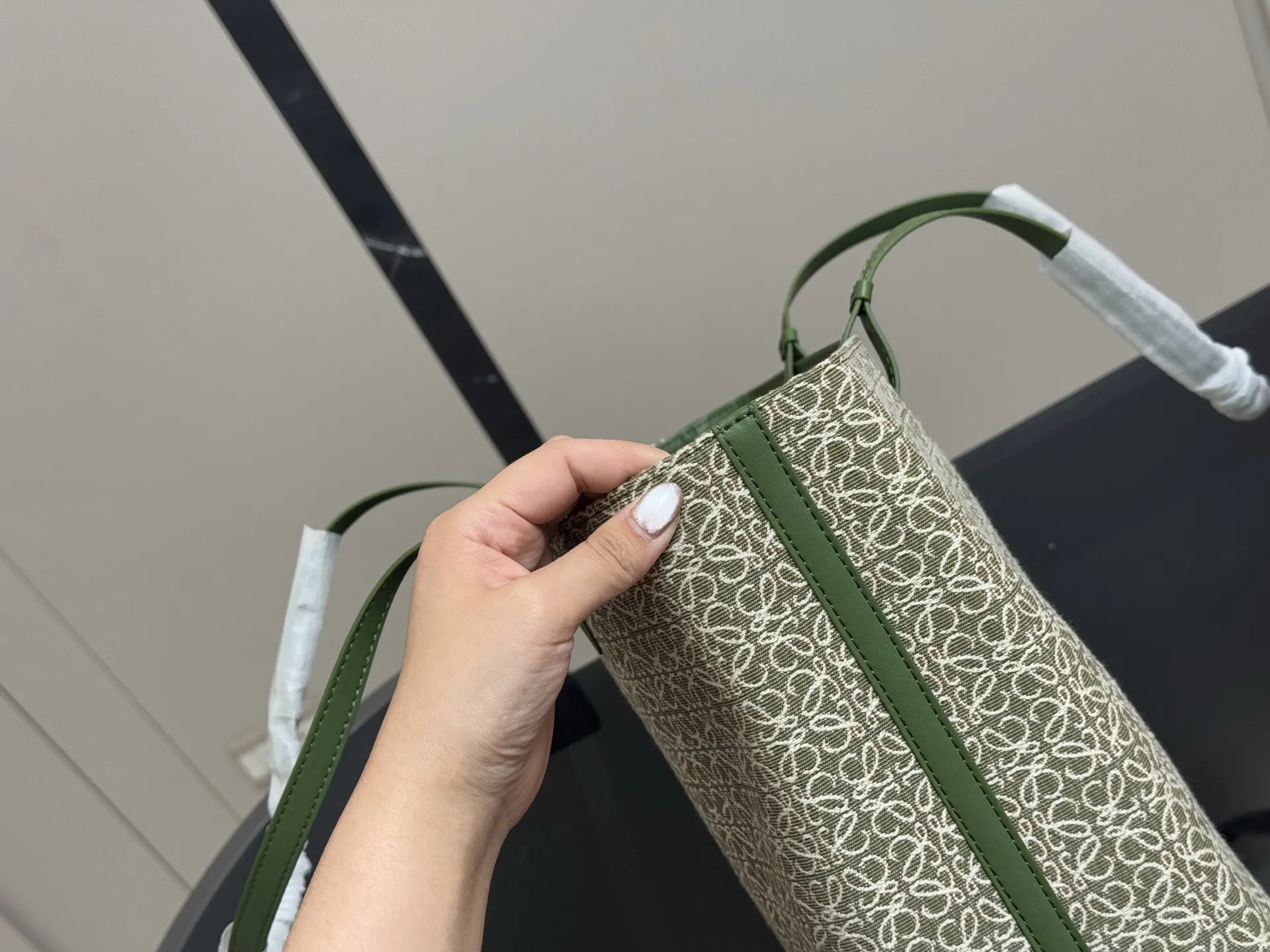 &yen;155 size： 37*24cm（横） 罗意威帆布购物袋🛍️ 实物好装的一款包 最近出行都在背 皮帆布耐看有质感 它的容量很友好...