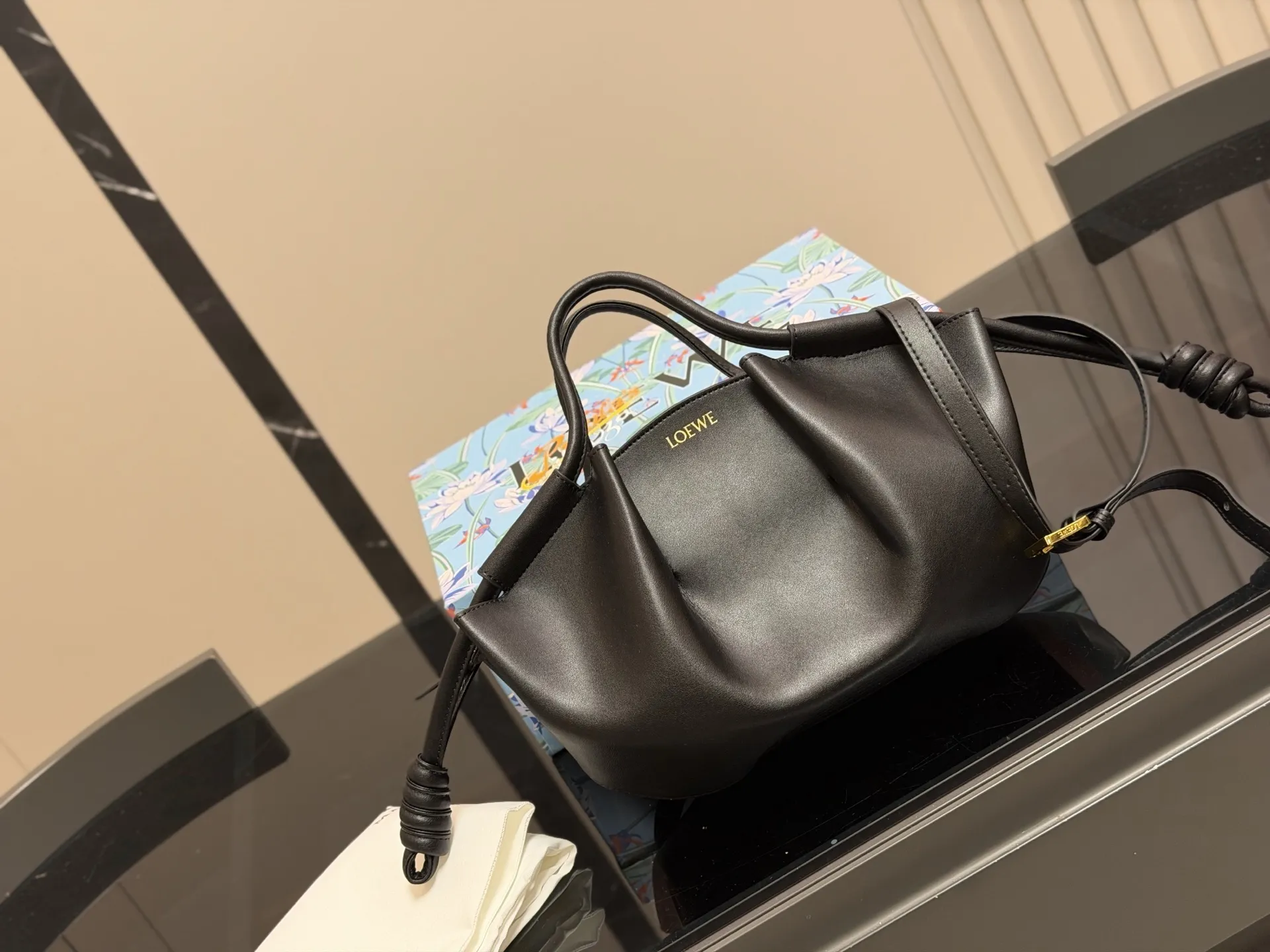 &yen;180 配盒 Loewe罗意威新款Paseo饺子包 做工精致廓形简洁优雅， 带来了柔软和超轻盈的独特复褶构造。 采用闪亮纳帕牛皮革制成。 *手拿或肩背*可拆卸和可调节肩带* 顶部隐形拉链*金色绒面革衬里*烫金。 尺寸:25.18cm