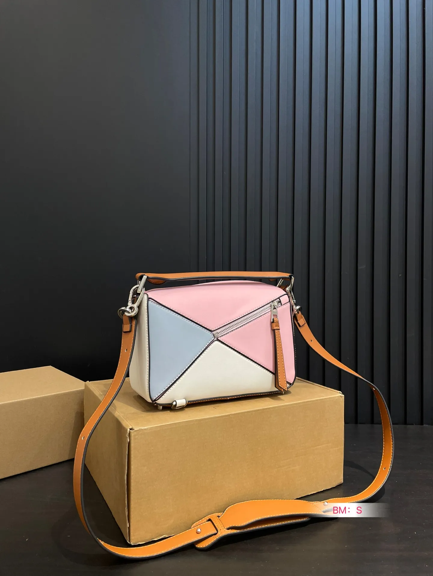 💰165 配盒 loewe 几何包puzzle 真心是不能错过的, ⚠️牛皮品质🐂! 完全hold住! 罗意威|一根完美的肩带 尺寸:24*15