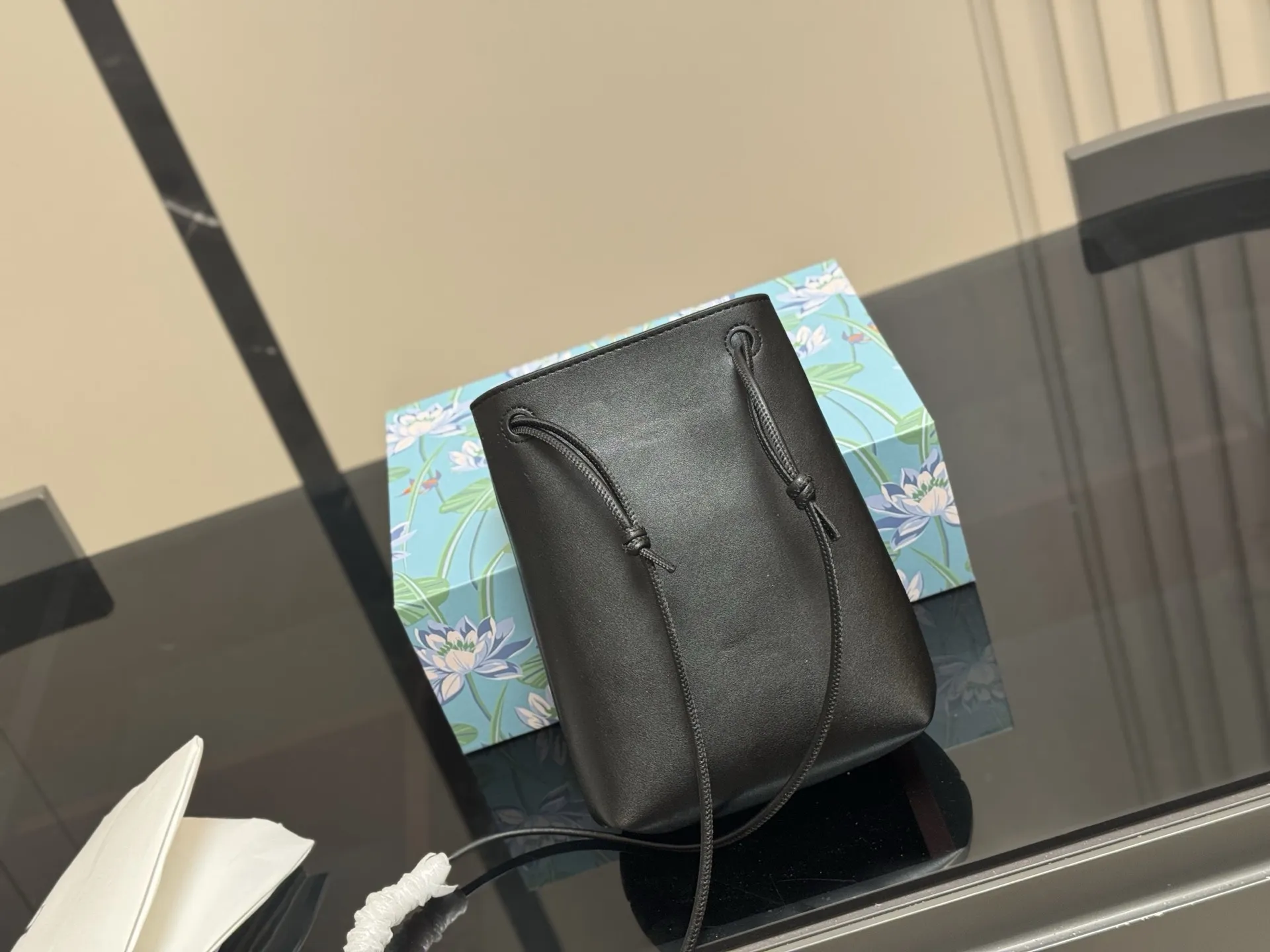 ¥145 配盒 罗意威pebble pouch 好能装 罗意威新出的pebble手机包 又好看又能装~ 自带的肩带可以随意调节 配上毛毡小挂件 很可爱 放手机充电宝墨镜盒等等都能放下 超级实用的包包 推荐! 尺寸:18.22cm