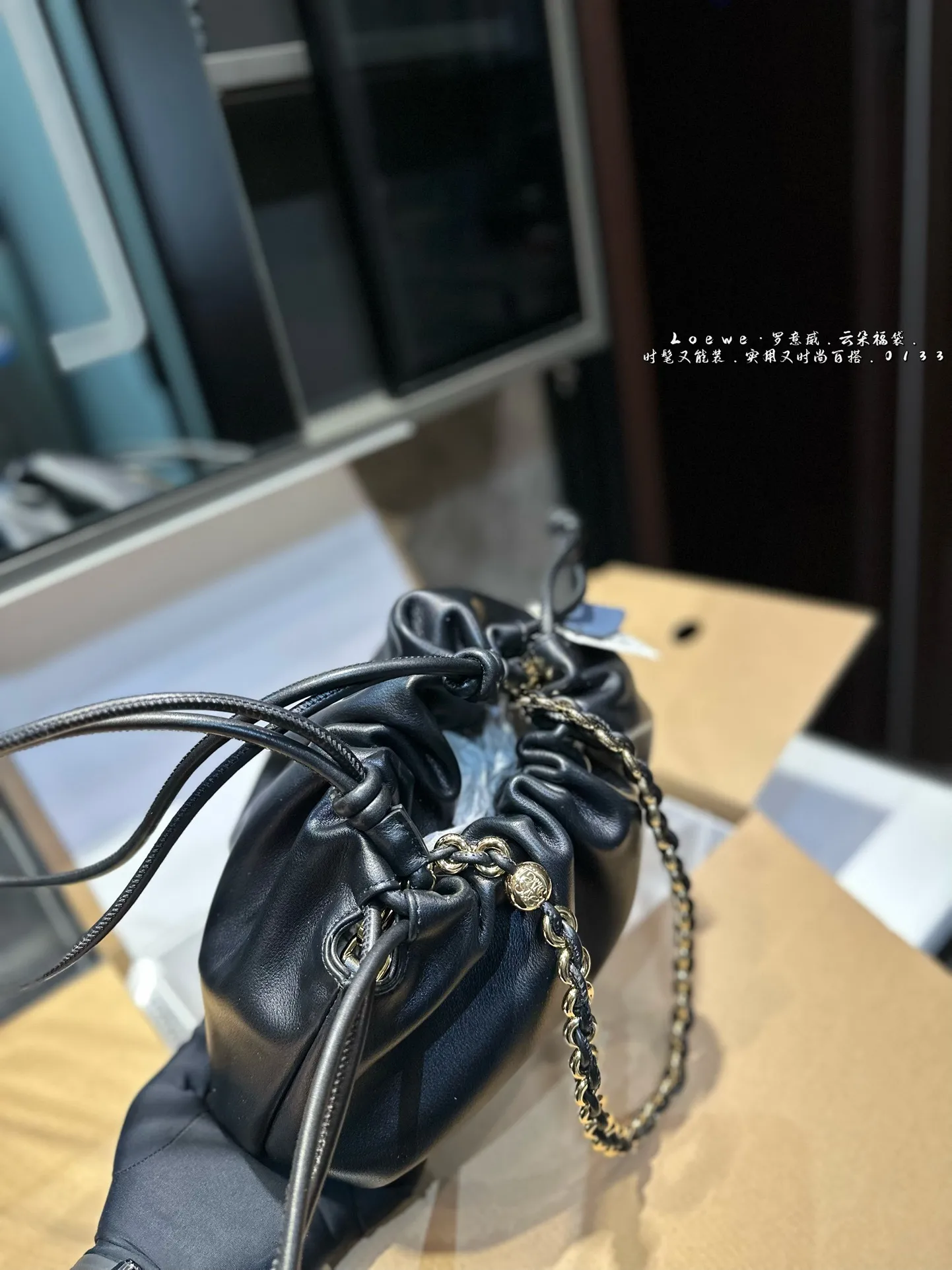 ❤️p215p185（礼盒包装）❤️ 罗意威LOEWE 链条福袋包 质感很高级 容量超级大也很耐用 日常出街背它回头率百分百 就是这种随性慵懒感尺寸：29*9*19cm 14*5*17cm