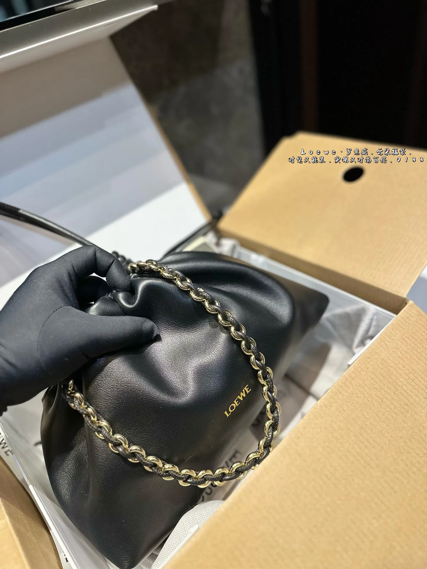 ❤️p215p185（礼盒包装）❤️ 罗意威LOEWE 链条福袋包 质感很高级 容量超级大也很耐用 日常出街背它回头率百分百 就是这种随性慵懒感尺寸：29*9*19cm 14*5*17cm