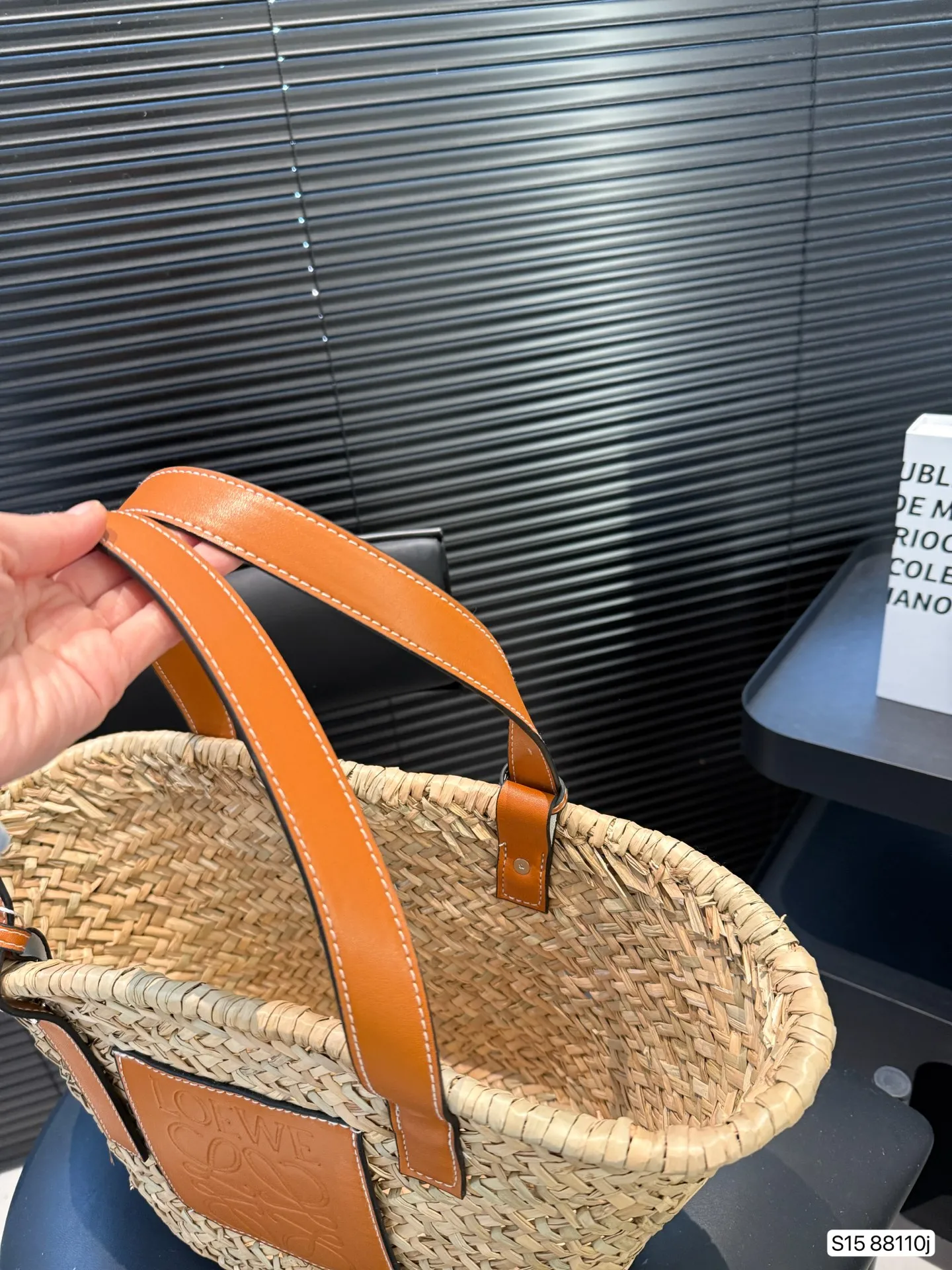 P125 罗意威编织托特包 限定款hobo也太好看了 质感很高级 容量超级大也很耐用 日常出街背它回头率百分百 尺寸:24 26 货号88110