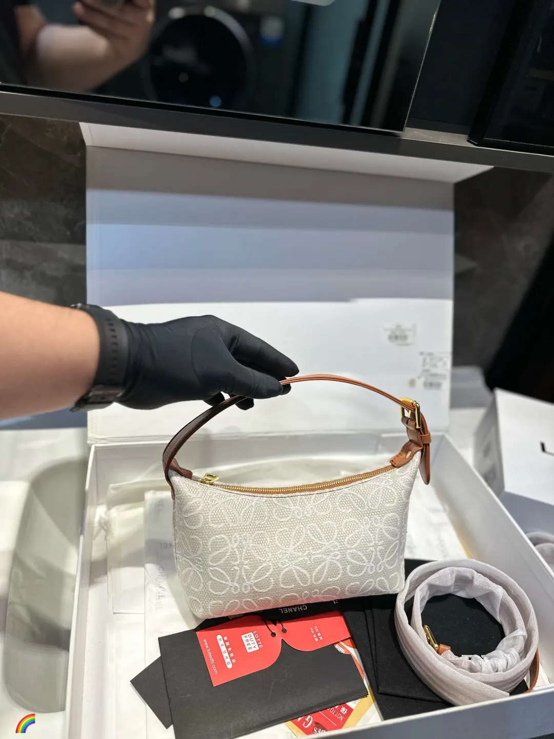 ❤️p125（礼盒包装）❤️ 罗意威饭盒包 新成员饭盒包终于来啦这个大小比较适合平时外出，装个手机卡包车钥匙都可以，想要功能性大的不要选择这个，装不进ipad!冬天就是要这种反差比较大的小巧玲珑的包，才能让臃肿大衣的外表下添加一些俏皮可爱!几千块的快乐就是做一-个女孩当#饭盒包风#尺寸20.12