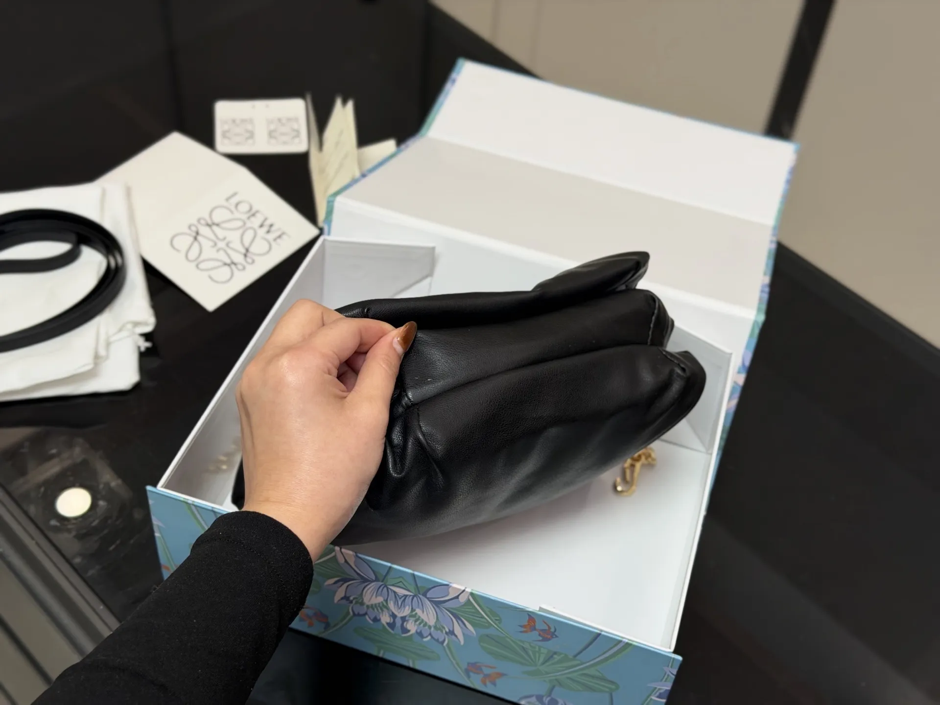 &yen;185 配折叠盒 size：22*17cm Loewe/罗意威 云朵枕头包 Gate Bag腋下斜挎包， 感觉gate是Loewe的礼物 ！ ⚠牛皮皮质！