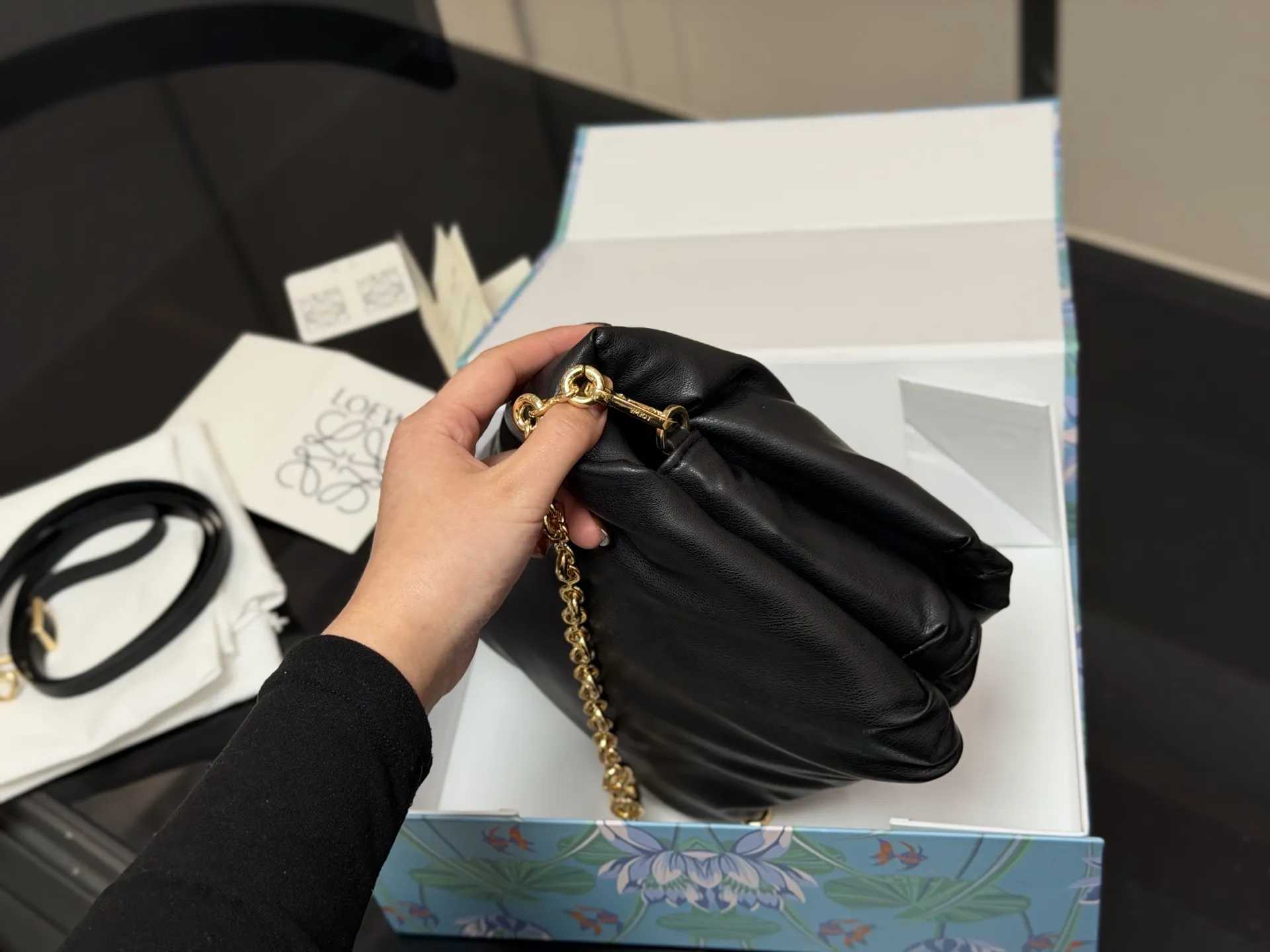 ¥185 配折叠盒 size:22*17cm Loewe/罗意威 云朵枕头包 Gate Bag腋下斜挎包, 感觉gate是Loewe的礼物 ! ⚠牛皮皮质!