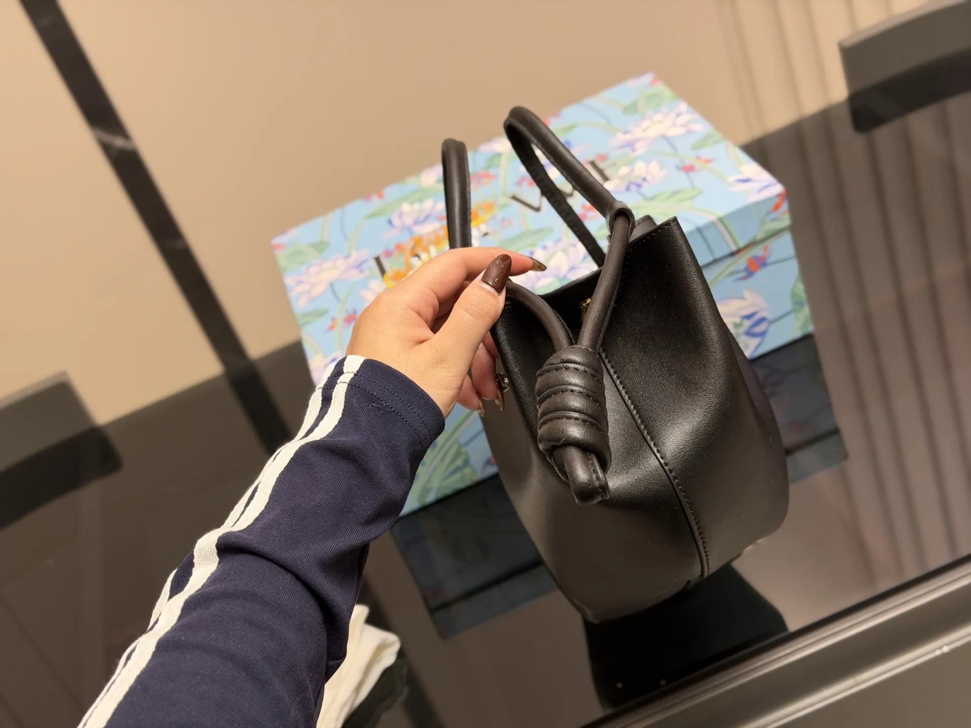 &yen;180 配盒 Loewe罗意威新款Paseo饺子包 做工精致廓形简洁优雅， 带来了柔软和超轻盈的独特复褶构造。 采用闪亮纳帕牛皮革制成。 *手拿或肩背*可拆卸和可调节肩带* 顶部隐形拉链*金色绒面革衬里*烫金。 尺寸:25.18cm