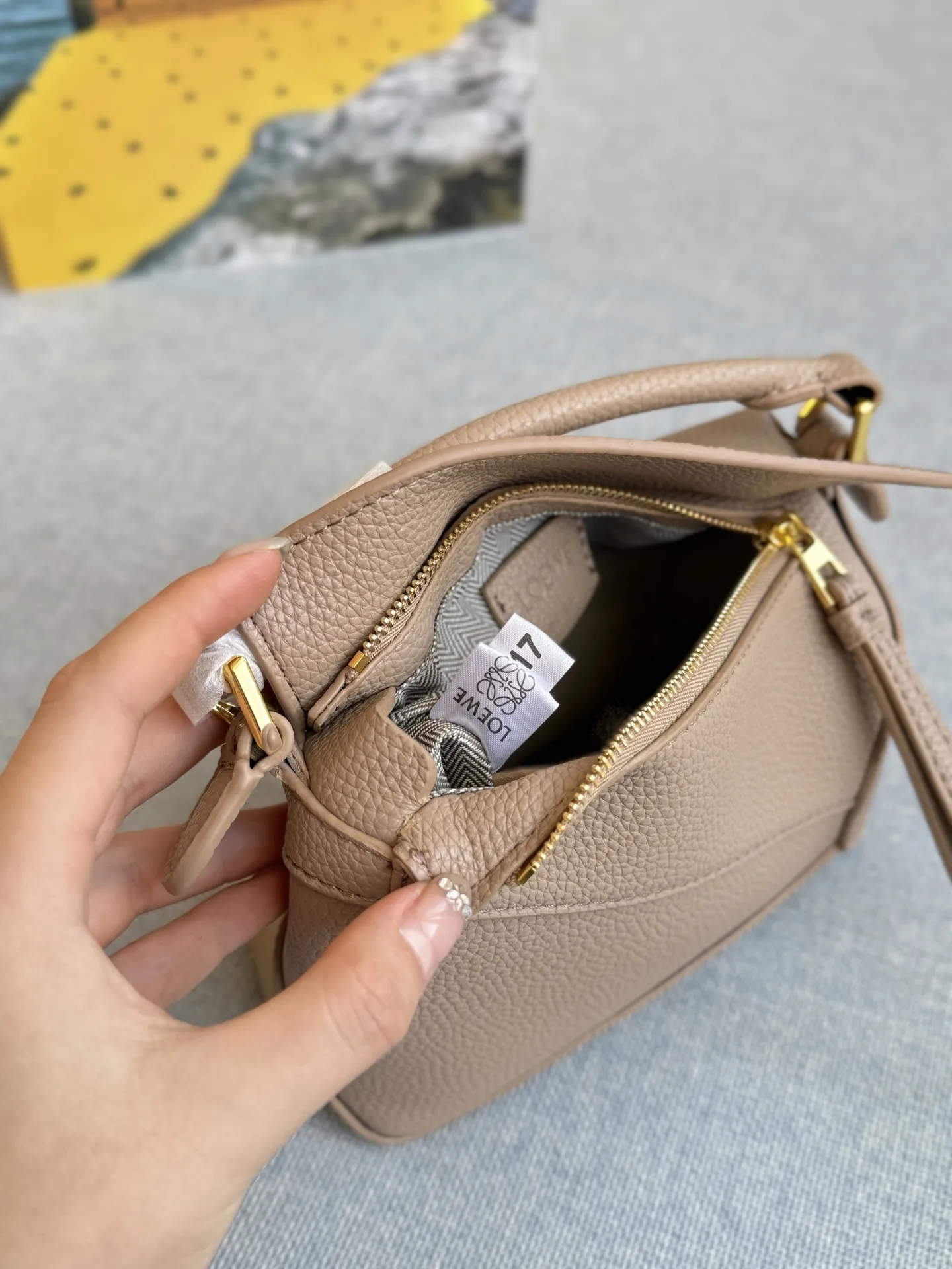 大💰160 折叠盒 小💰140 折叠盒 size:24×17/16×12 LOEWE罗意威 Puzzle 几何包/拼图包手提斜挎单肩包 焦糖色很🔥也很百搭 一年四季都可以背 低调又高级,闭眼入~ 这款自带logo的宽肩带puzzle太爱啦 妥妥时髦精一枚 满满的高级感扑面而来 经典永不过时的几何包,好心动啊