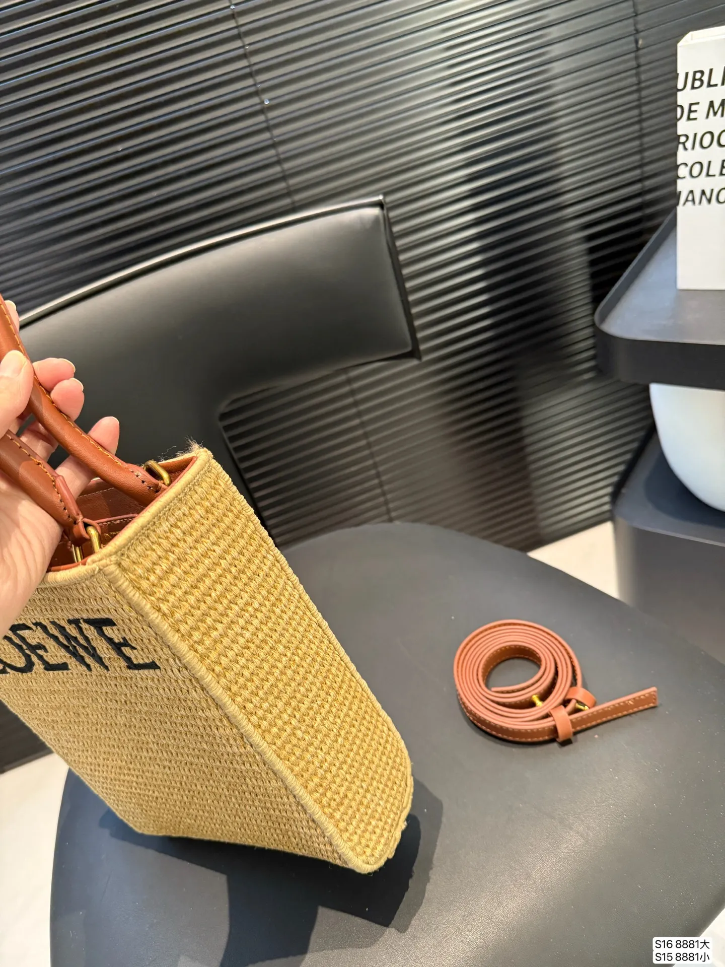 大号P130 小号P125 配盒子 罗意威编织托特包 Paulas's 1biza 夏日海岛系列推出了草编托特包包巧妙融合了托特的商务之前线条和草编的夏日风情，加上Loewe粗体大logo 真的很难不爱 尺寸大号28 36 小号17 22货号8881