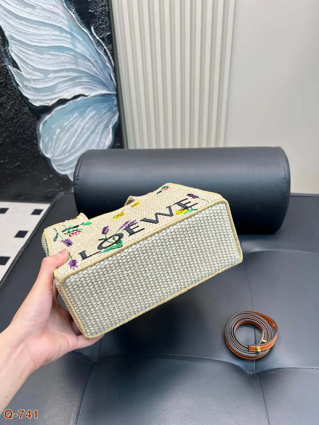 💰145💰150 好喜欢这个包!适合夏天罗意威Loewe草编包罗意威编织托特包Paulas's 1biza 夏日海岛系列推出了草编托特包包 巧妙融合了托特的商务之前线条和草编的夏日风情,加上Loewe粗体大logo 真的很难不爱呀,尺寸大号30 24 小号23 17cm