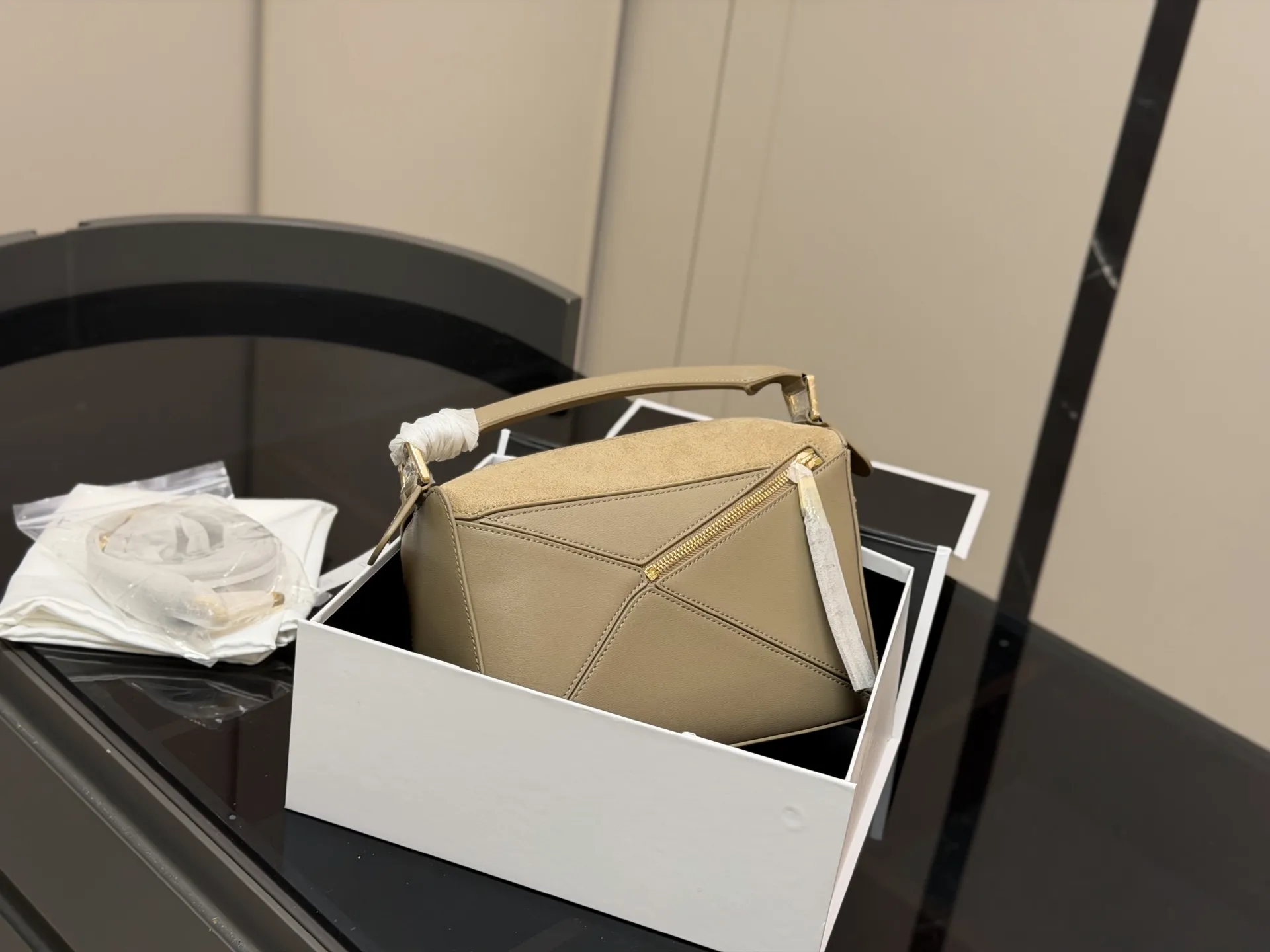 &yen;250 配盒 牛皮 尺寸： 24*15cm loewe 罗意威几何包puzzle 真心是不能错过的， PUZZLE又出新花样|经典牛皮碰撞复古绒面革 皮质的碰撞和对比 视觉变化 彰显几何魅力