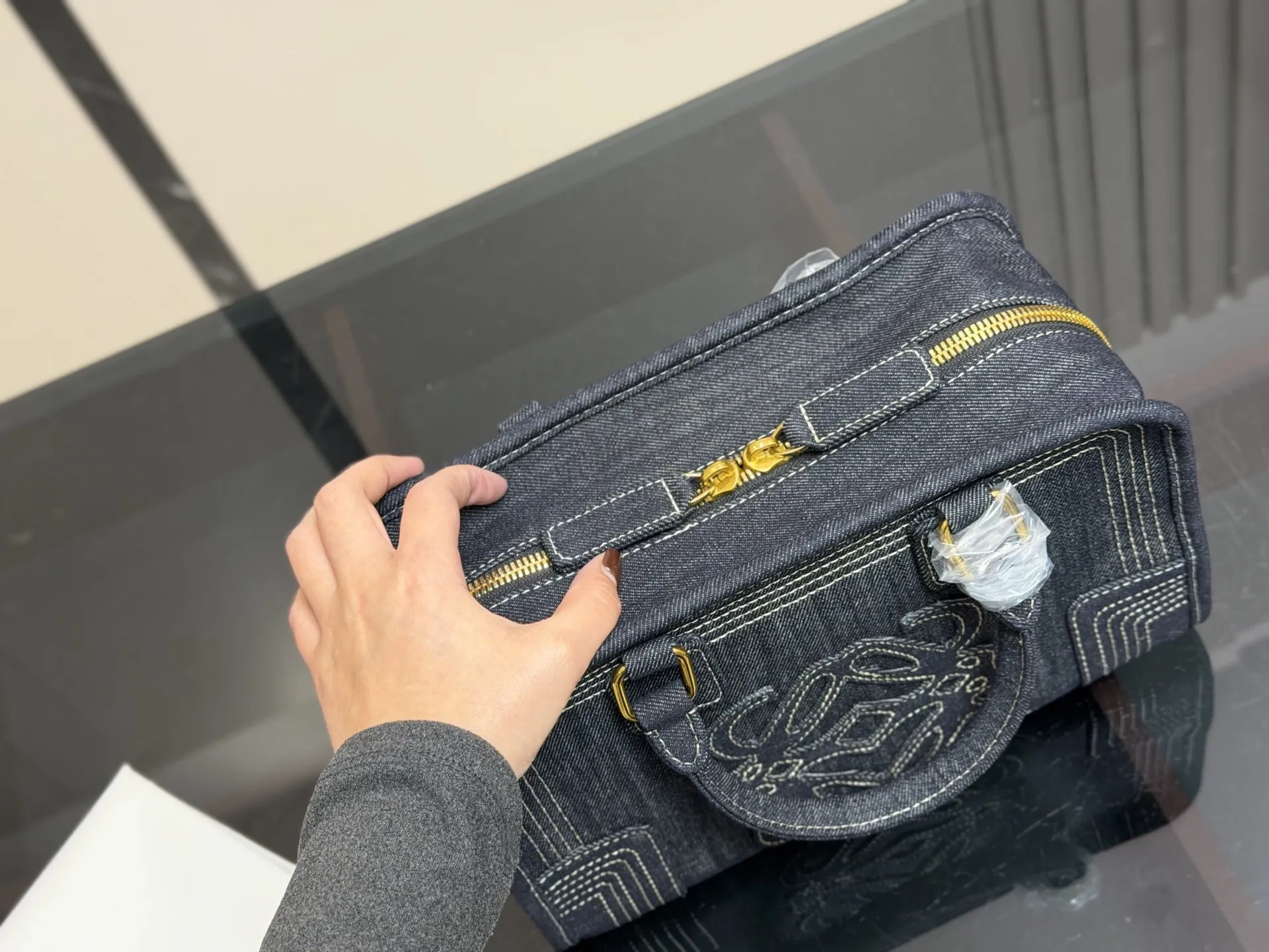 &yen;220 这才是罗意威最值得入的中古包吧! 太好装了容量很大出差旅行必备的大包首选真的很小众因为这一只是中古包所以很少见~ 但是真的好好看拼色帆布有一种流浪的艺术家的感觉还可以斜挎的小个子女孩子也hold住~ 中古包包分享|罗 意威中古 尺寸:29.18cm