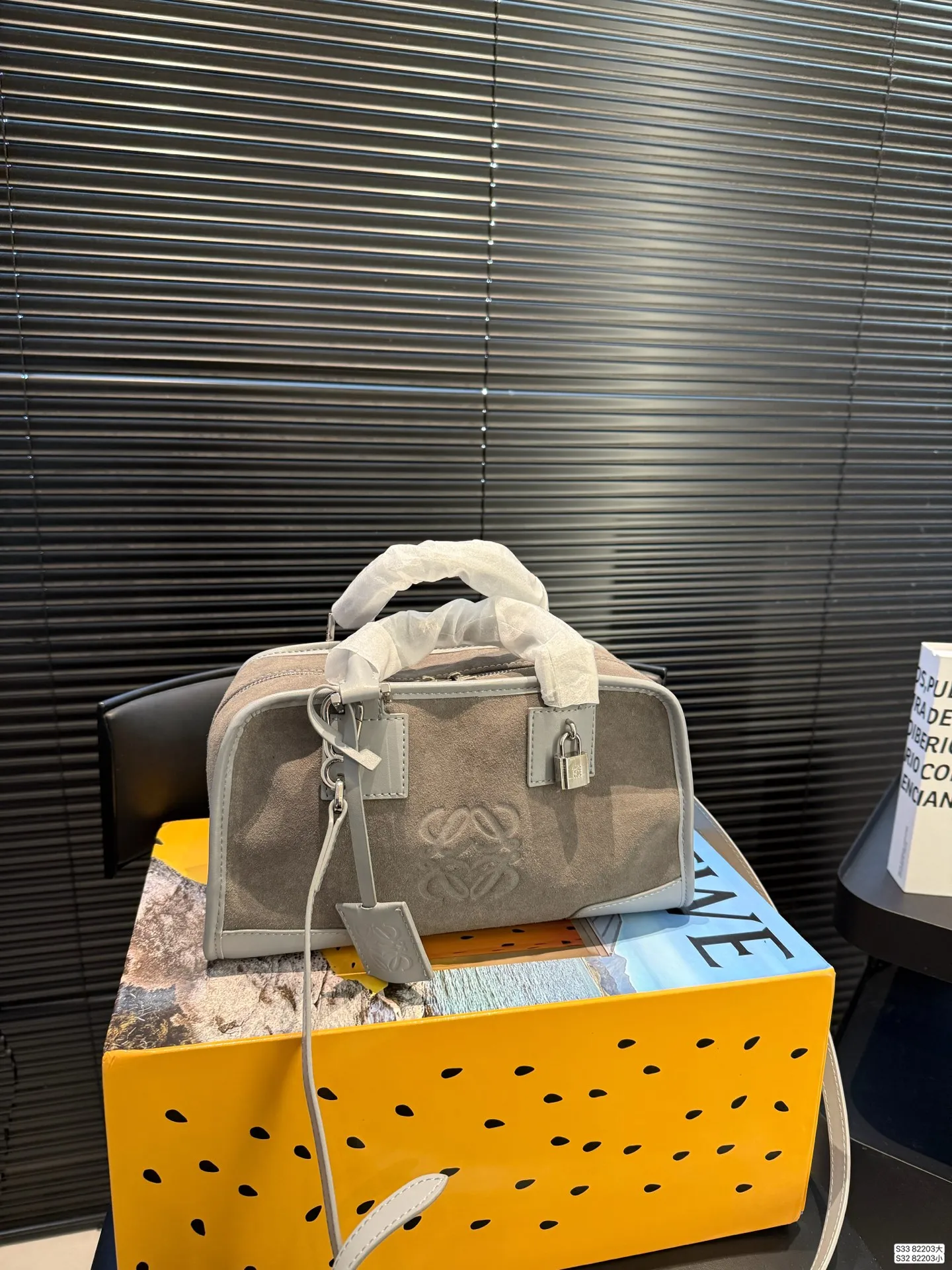 大号P215 小号P210 配盒子 罗意威这只简直太乖了 麂皮包今年冬天简直不要太火 银色loewe小锁也是酷的很 这个还可以加肩带单肩斜挎 一整个就是实用的美包! 尺寸大36.5 21 小28.5 16 货号82203