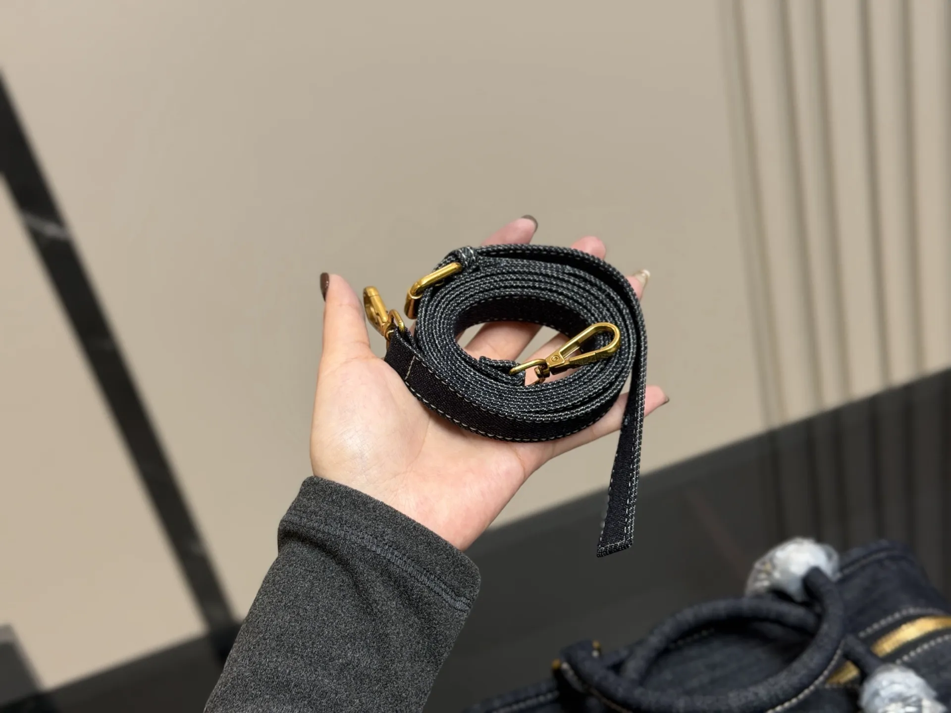 &yen;220 这才是罗意威最值得入的中古包吧! 太好装了容量很大出差旅行必备的大包首选真的很小众因为这一只是中古包所以很少见~ 但是真的好好看拼色帆布有一种流浪的艺术家的感觉还可以斜挎的小个子女孩子也hold住~ 中古包包分享|罗 意威中古 尺寸:29.18cm