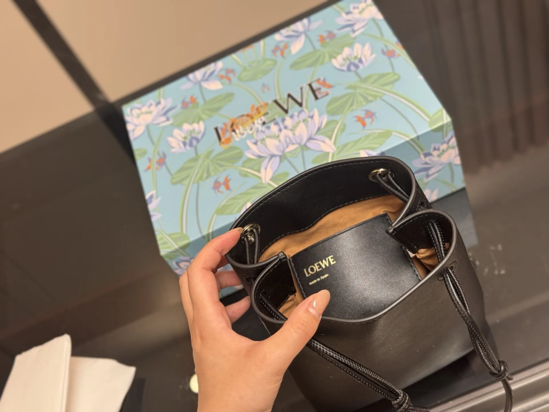 ¥145 配盒 罗意威pebble pouch 好能装 罗意威新出的pebble手机包 又好看又能装~ 自带的肩带可以随意调节 配上毛毡小挂件 很可爱 放手机充电宝墨镜盒等等都能放下 超级实用的包包 推荐! 尺寸:18.22cm