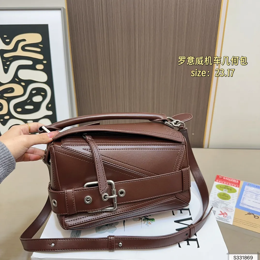 💰185(折叠盒) 尺寸:23.17 LOEWE 罗意威新版上市puzzle Biker机车几何包 几何形设计,质感磨砂五金件,各个颜色都超美👍 容量大,实用又不失设计感! 休闲又百搭,通勤也可以背‼️