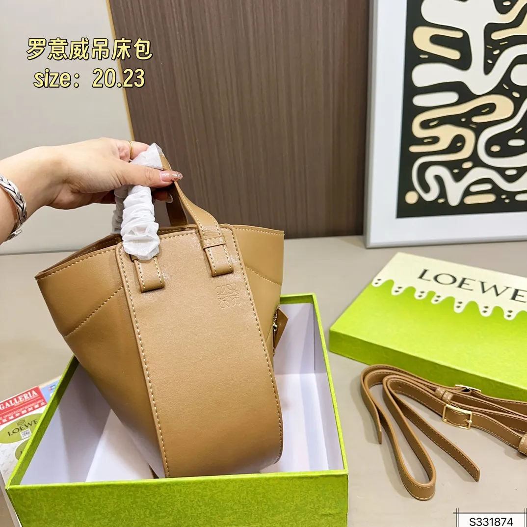 💰190(配盒) 尺寸20×23 LOEWE罗意威25Hammock hobo吊床包 面对不同造型都能轻松变换 容量感人,包身轻盈又简洁 百变腋下包 手感真的绝绝子