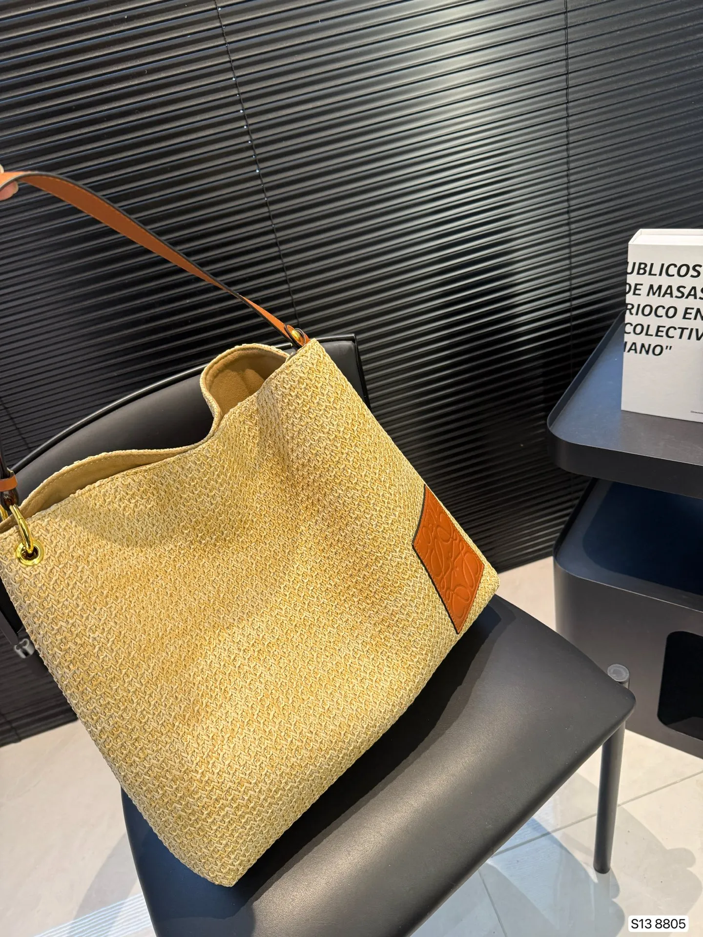 P115 罗意威编织托特包,简单搭配的包袋,非常大气。搭配衣服也是毫无难度。尺寸:36 32 货号8805