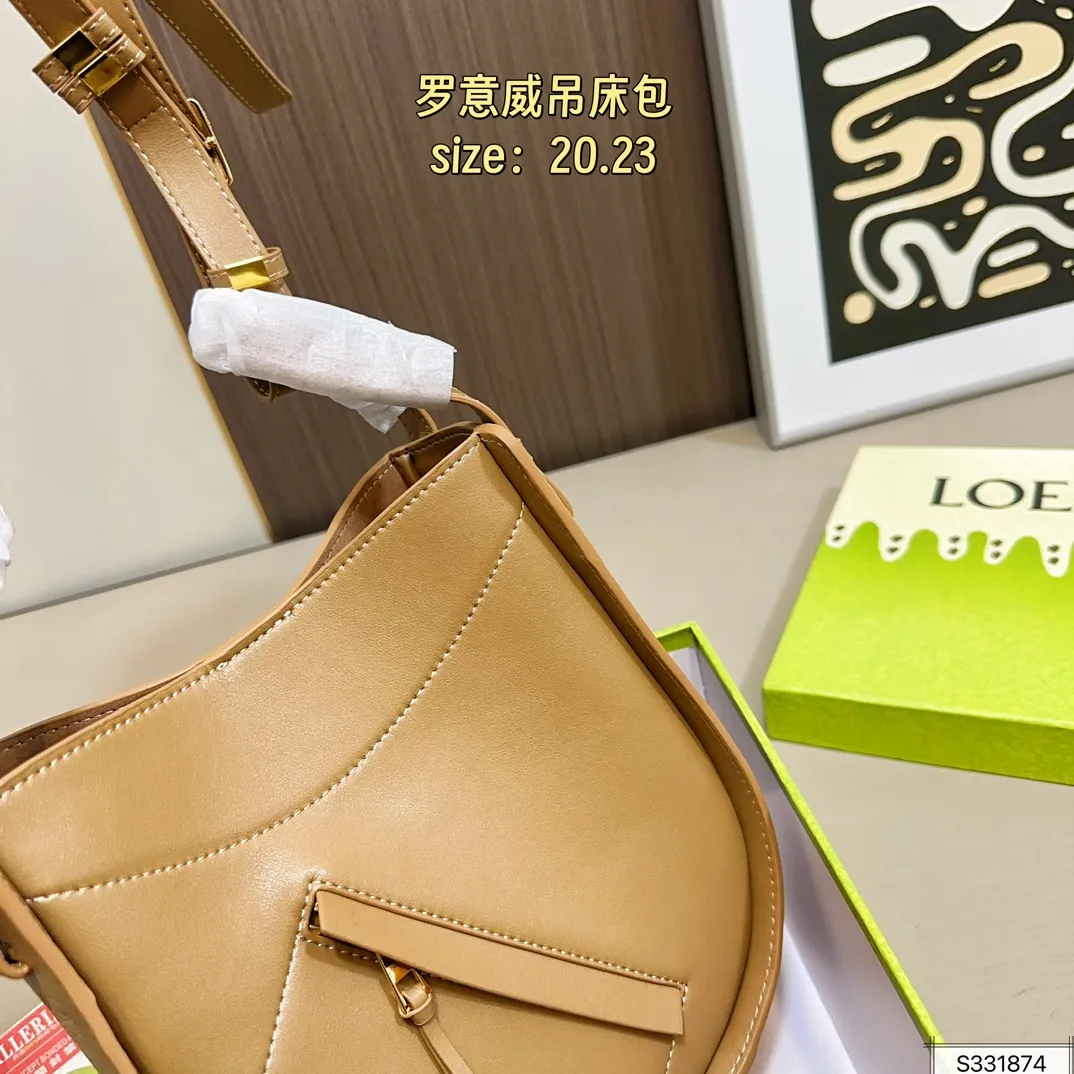 💰190(配盒) 尺寸20×23 LOEWE罗意威25Hammock hobo吊床包 面对不同造型都能轻松变换 容量感人,包身轻盈又简洁 百变腋下包 手感真的绝绝子