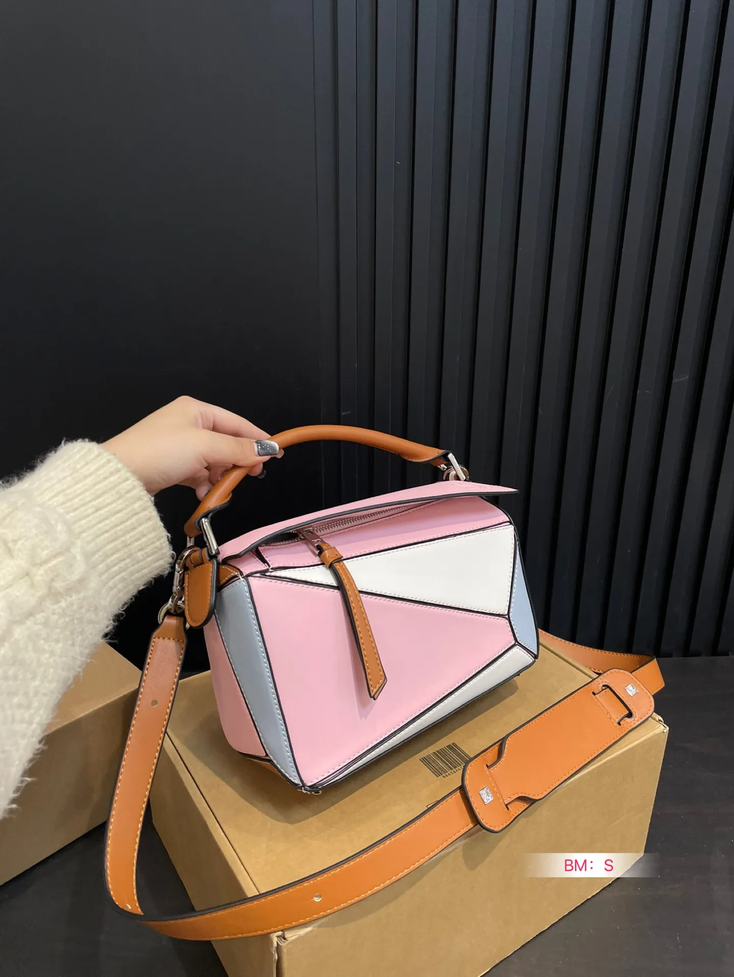 💰165 配盒 loewe 几何包puzzle 真心是不能错过的, ⚠️牛皮品质🐂! 完全hold住! 罗意威|一根完美的肩带 尺寸:24*15